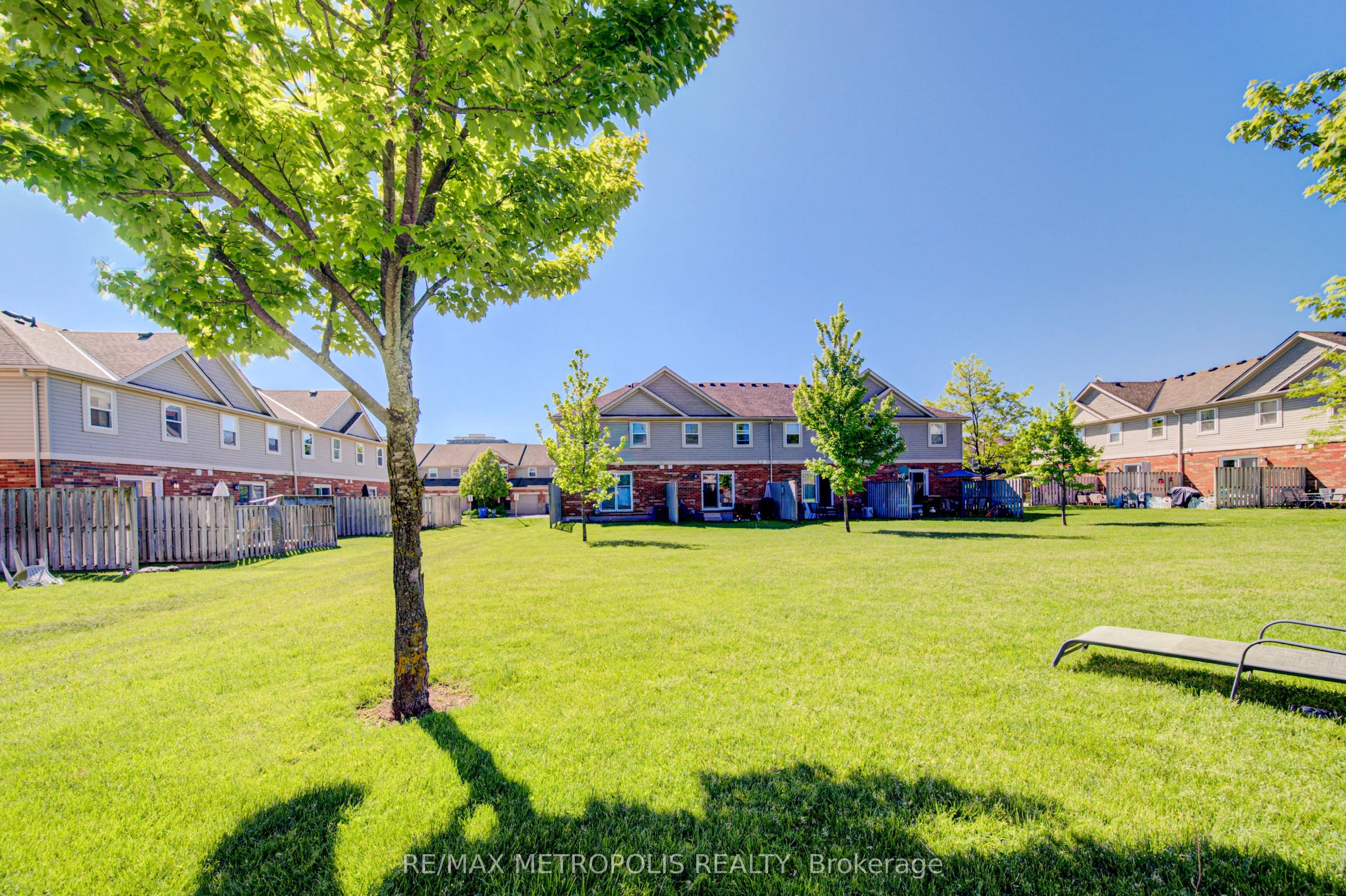124 GOSLING Gardens #37