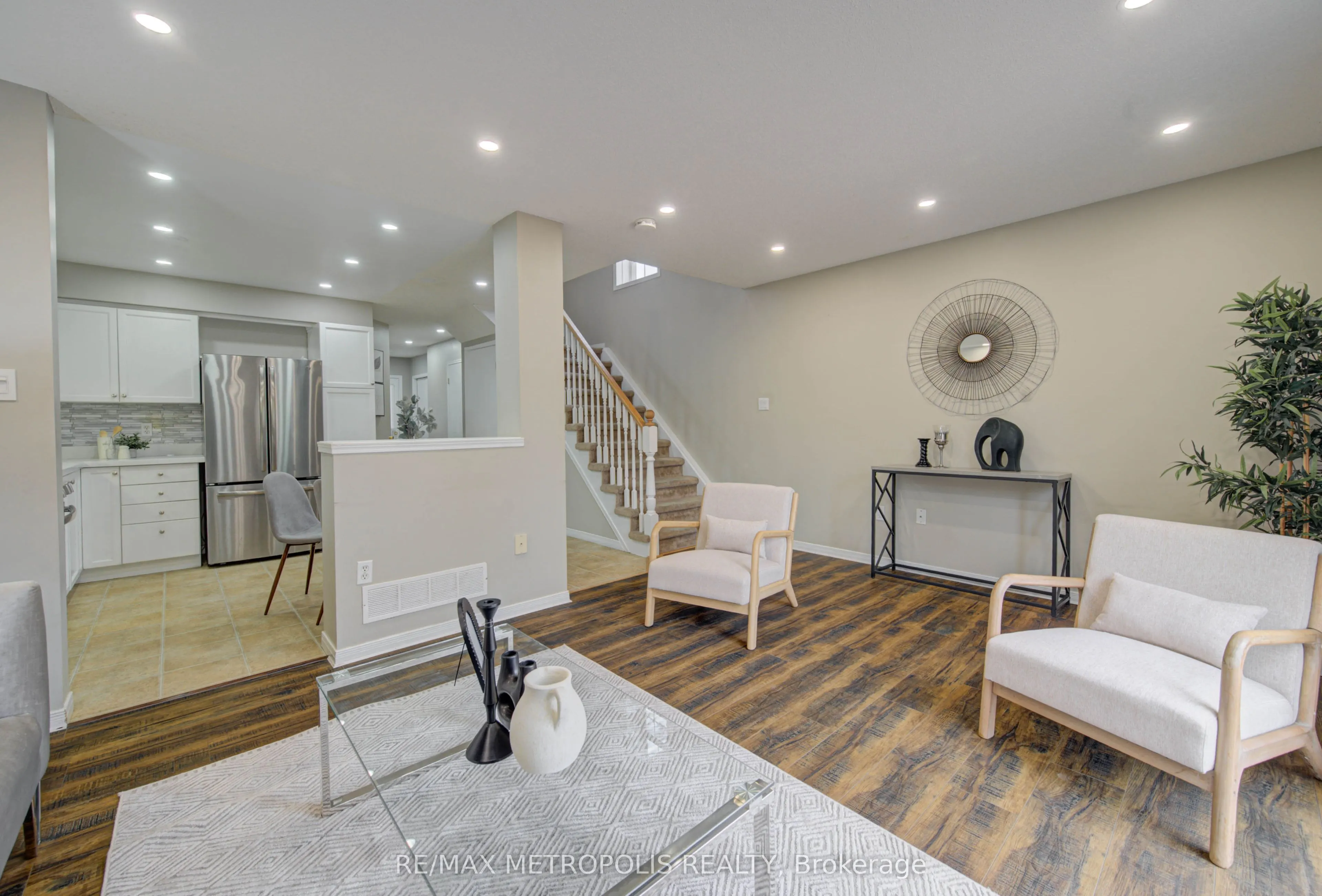 124 GOSLING Gardens #37