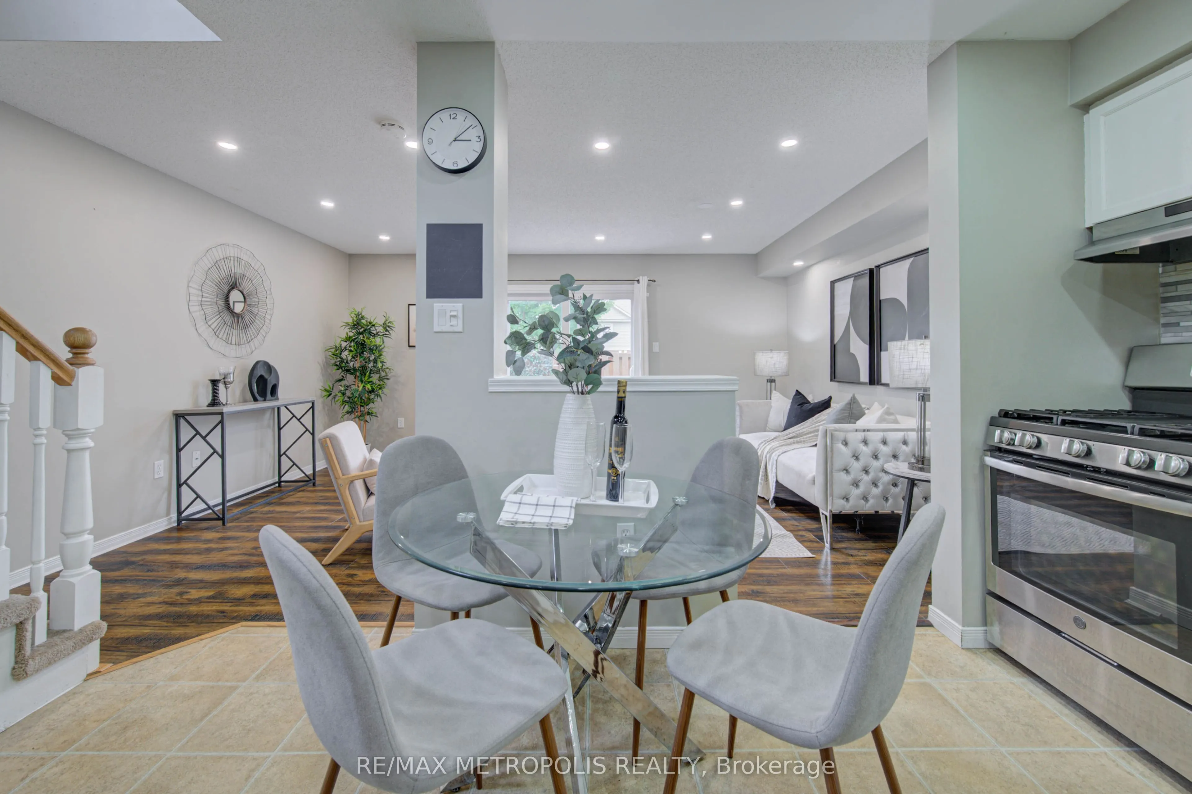 124 GOSLING Gardens #37
