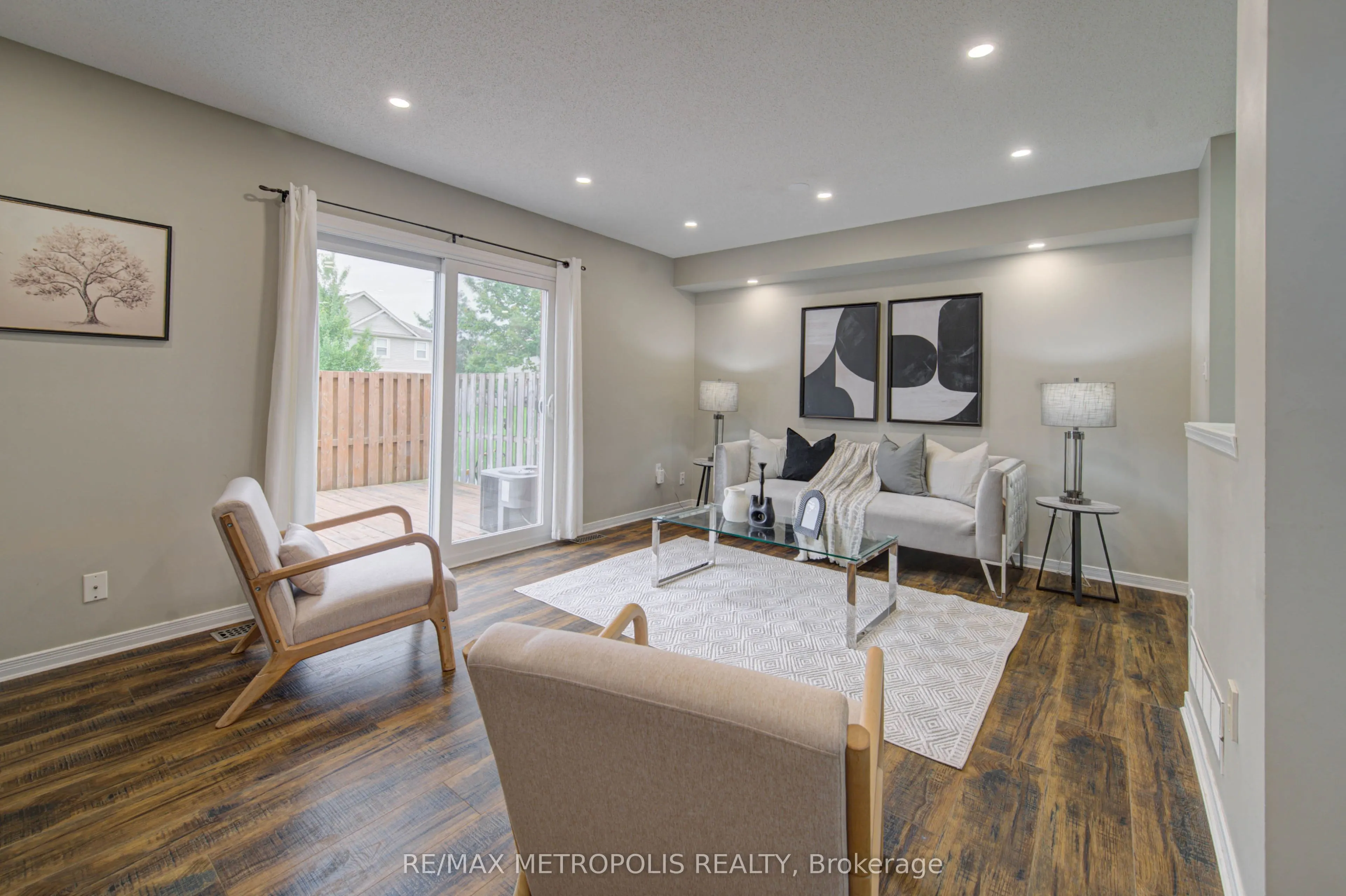 124 GOSLING Gardens #37