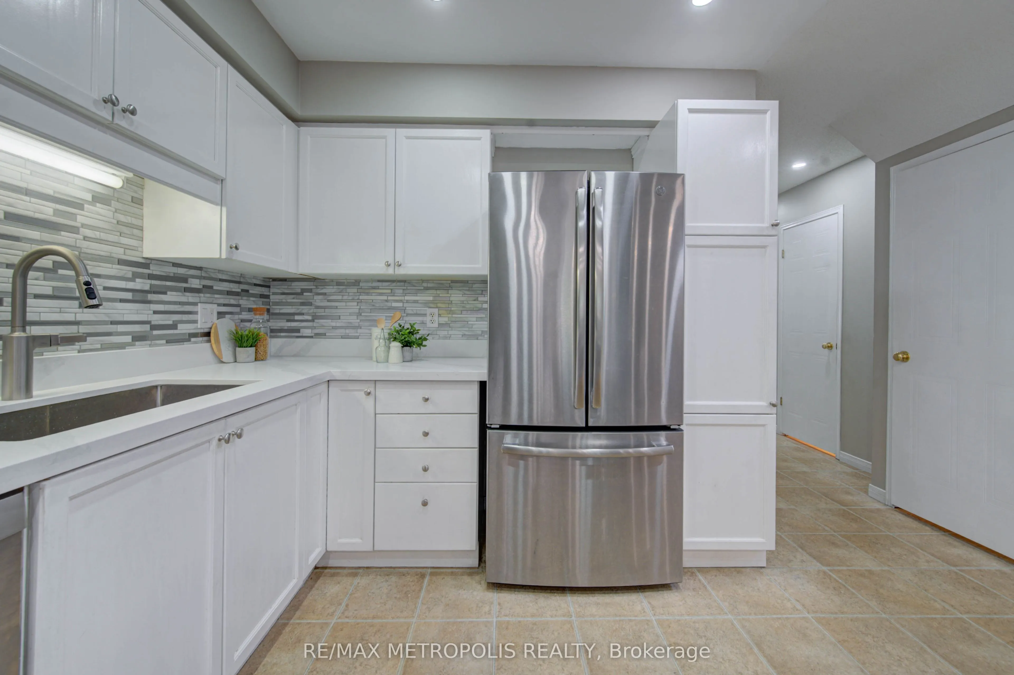 124 GOSLING Gardens #37