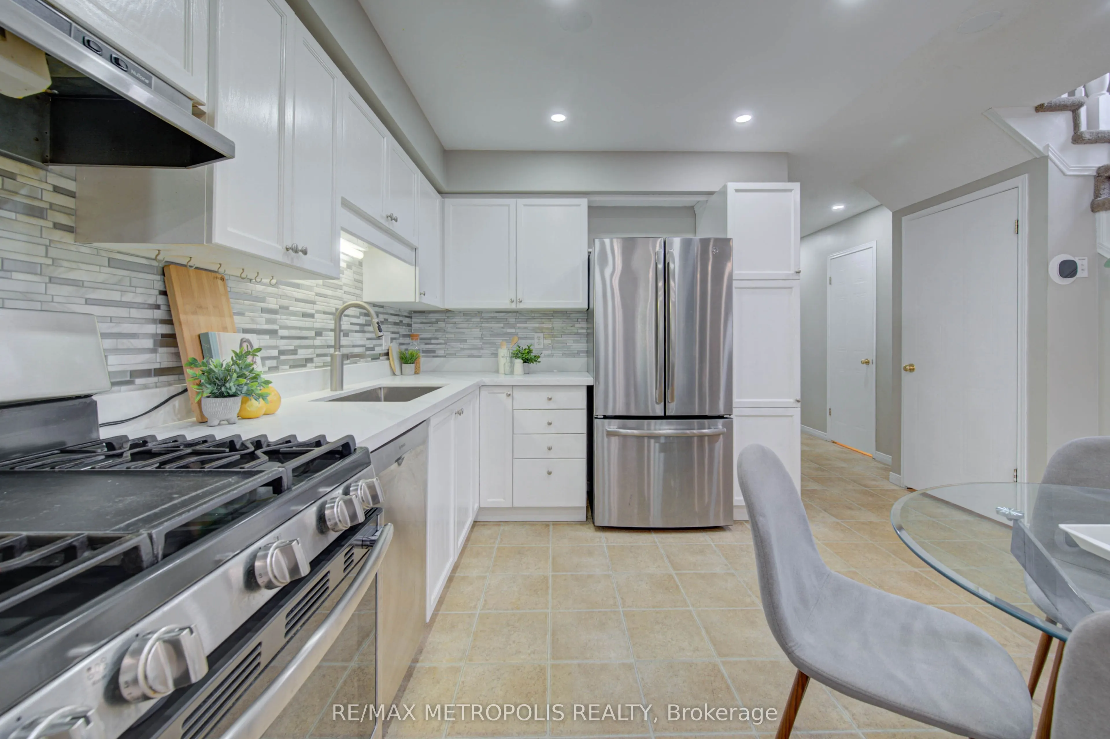 124 GOSLING Gardens #37