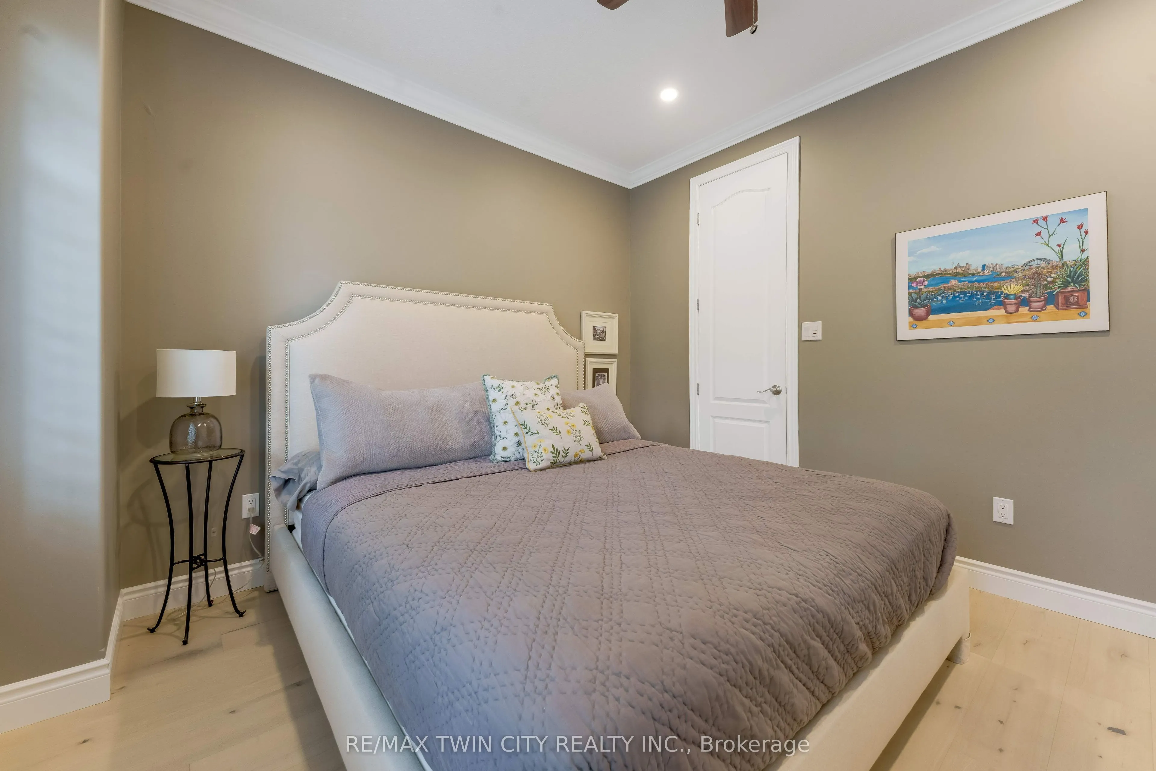 213 Edgewater Crescent