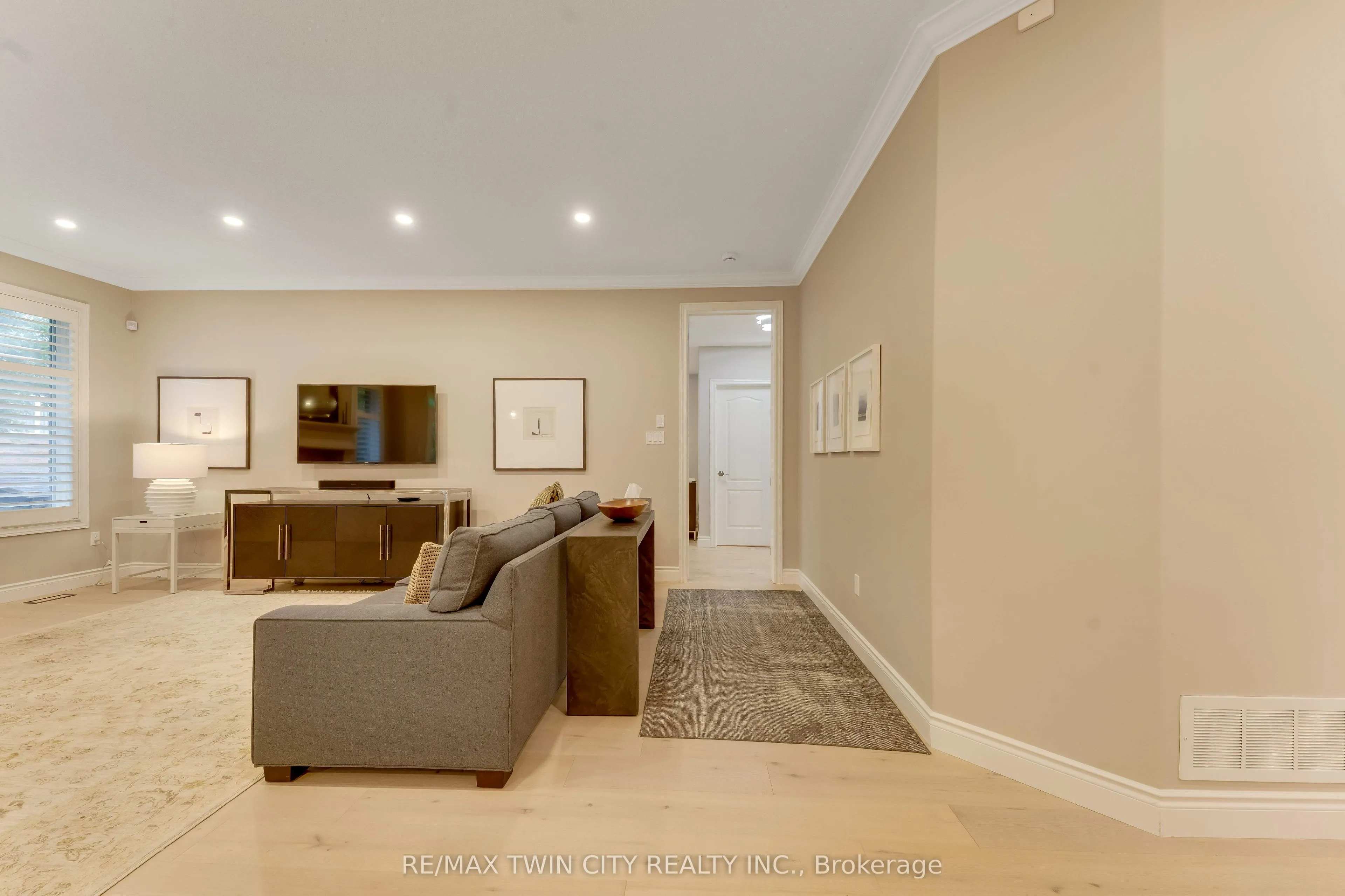 213 Edgewater Crescent