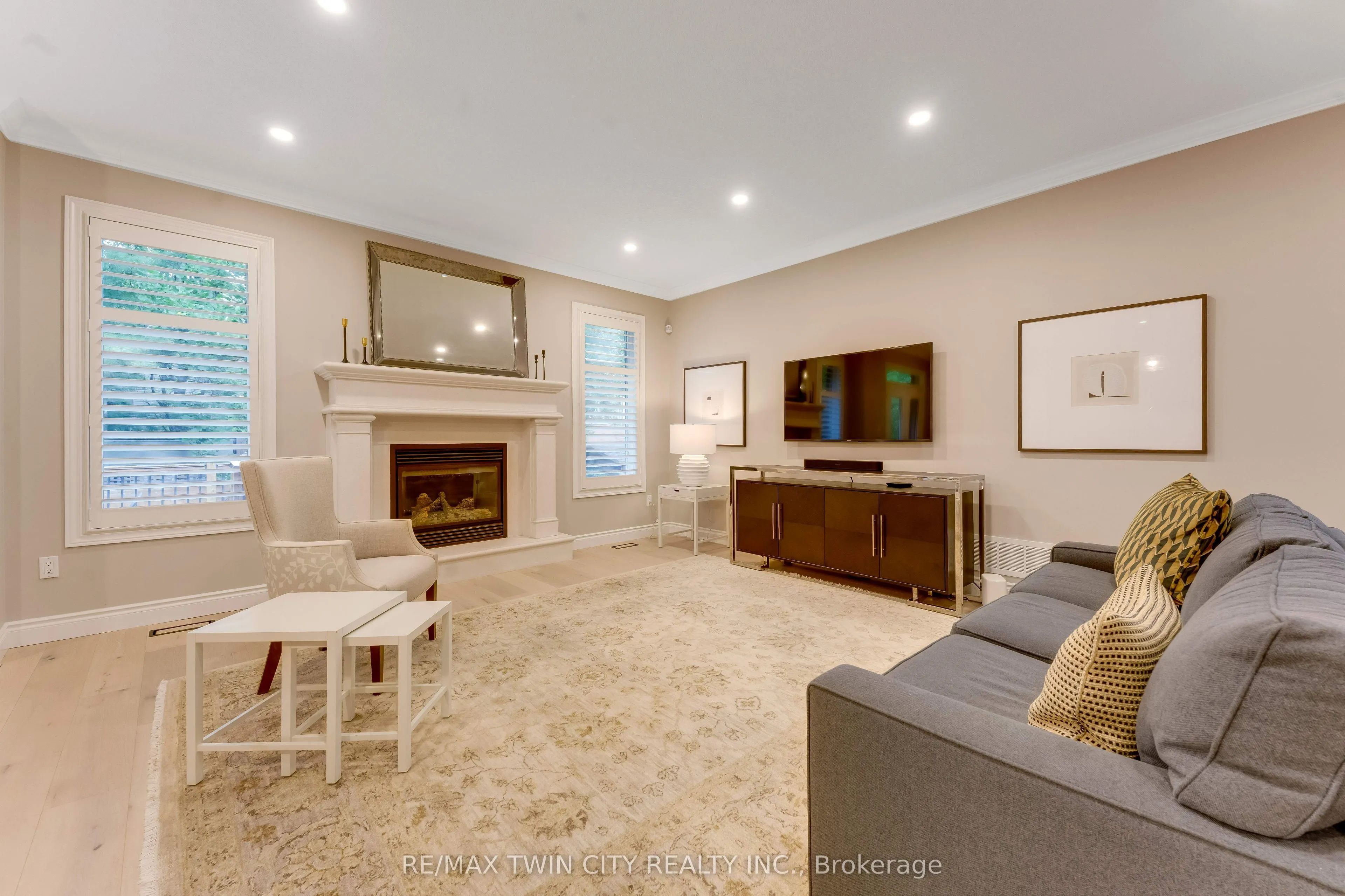 213 Edgewater Crescent