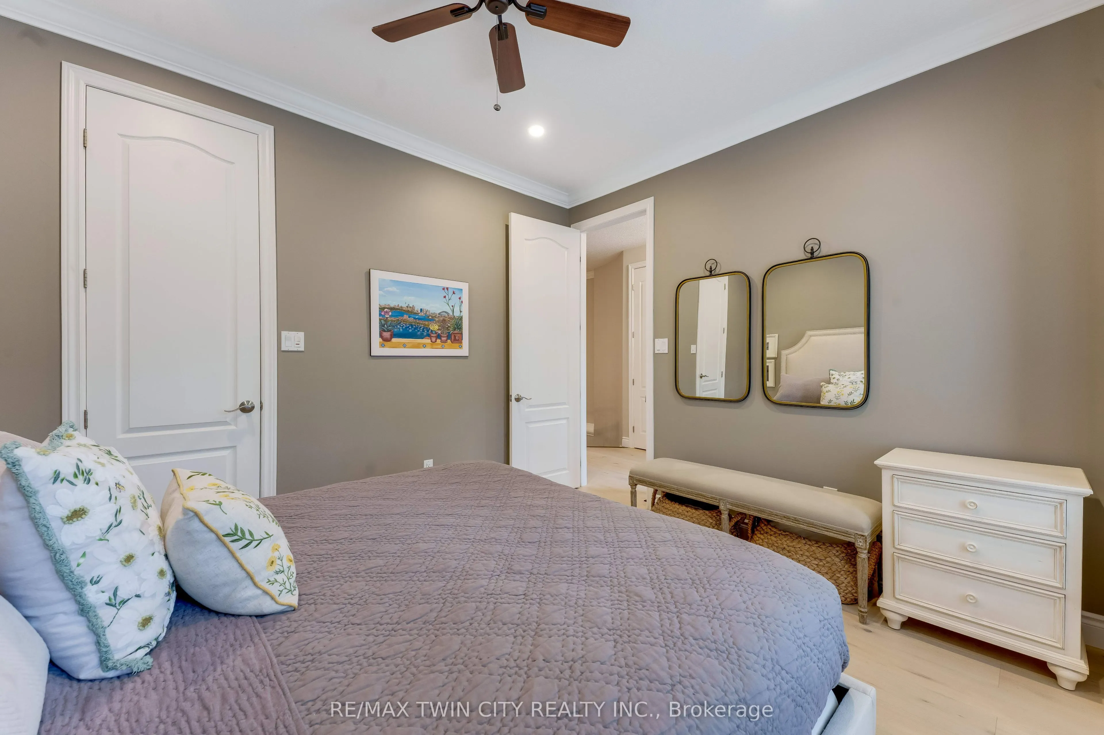 213 Edgewater Crescent
