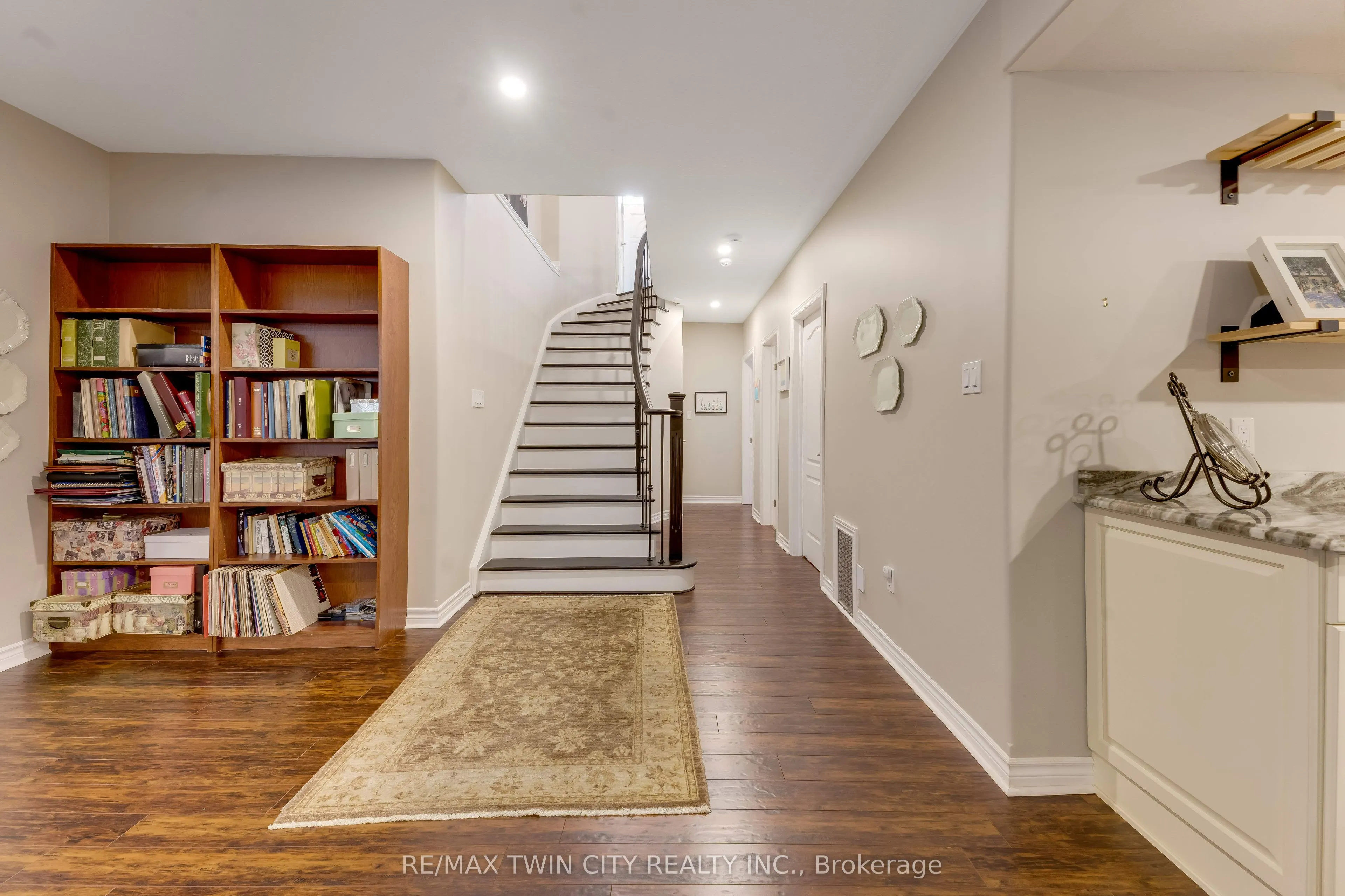 213 Edgewater Crescent