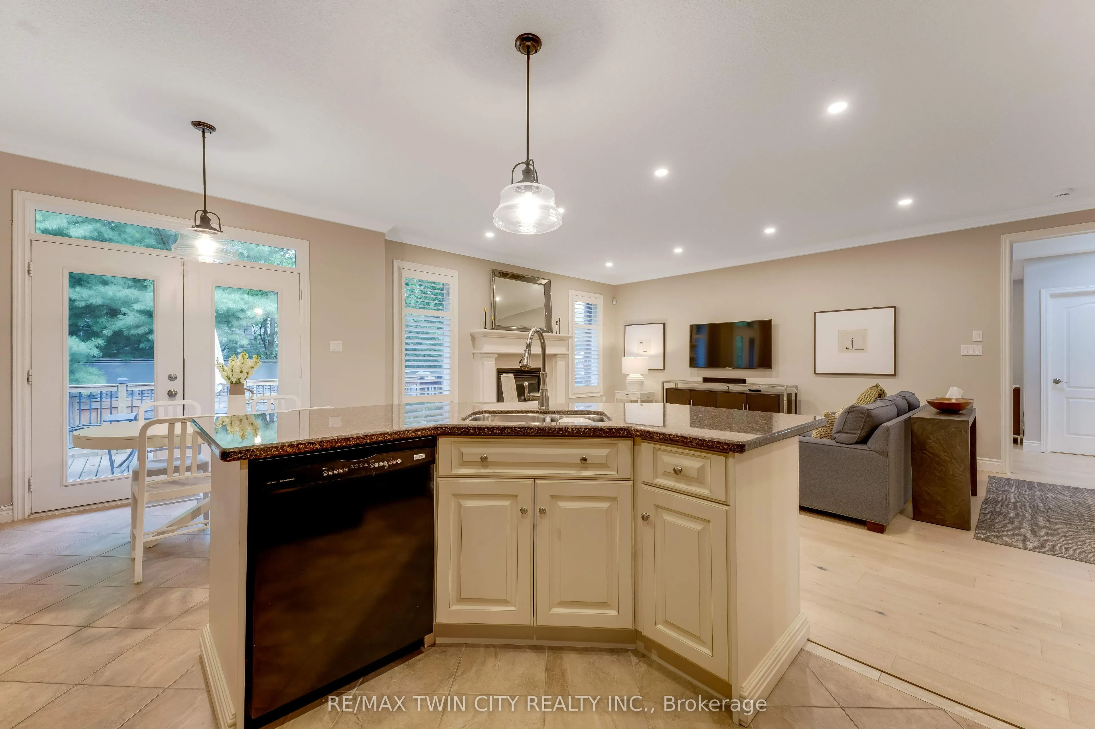 213 Edgewater Crescent