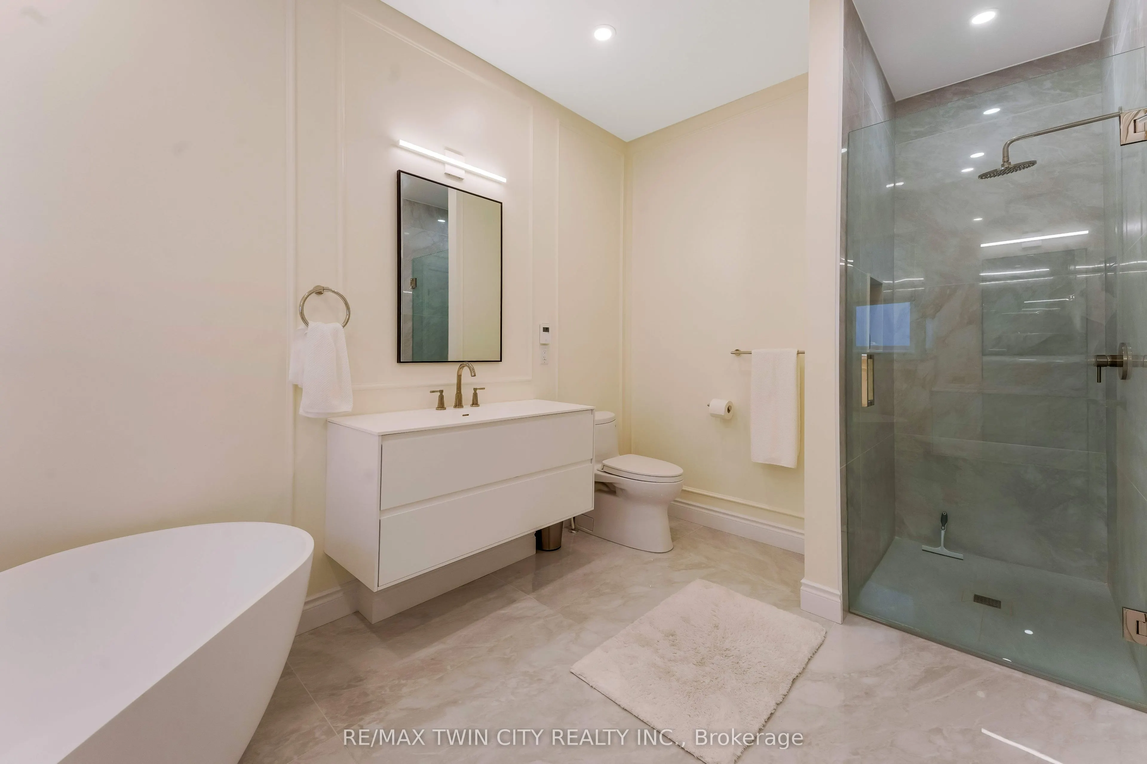 213 Edgewater Crescent