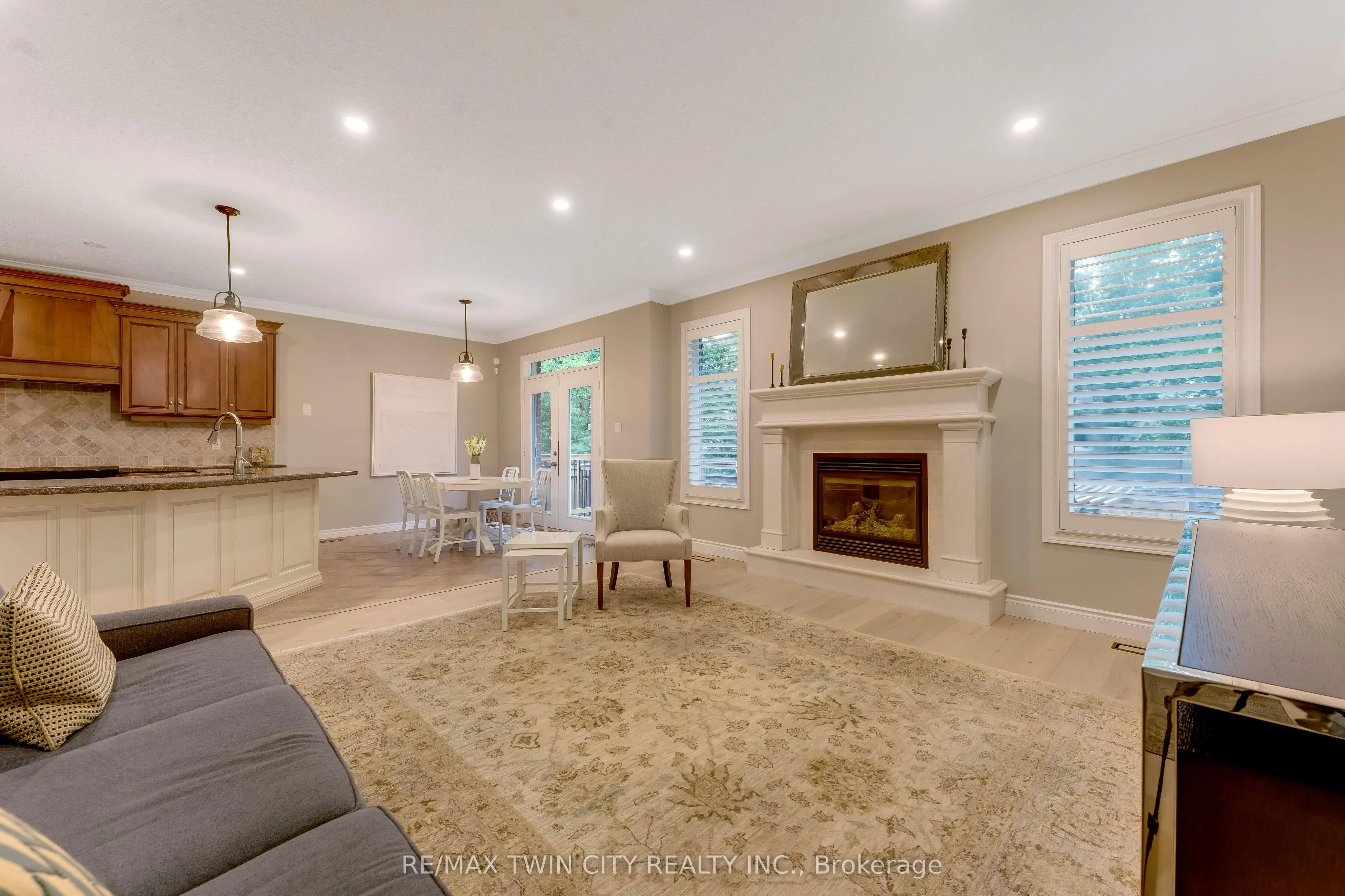 213 Edgewater Crescent