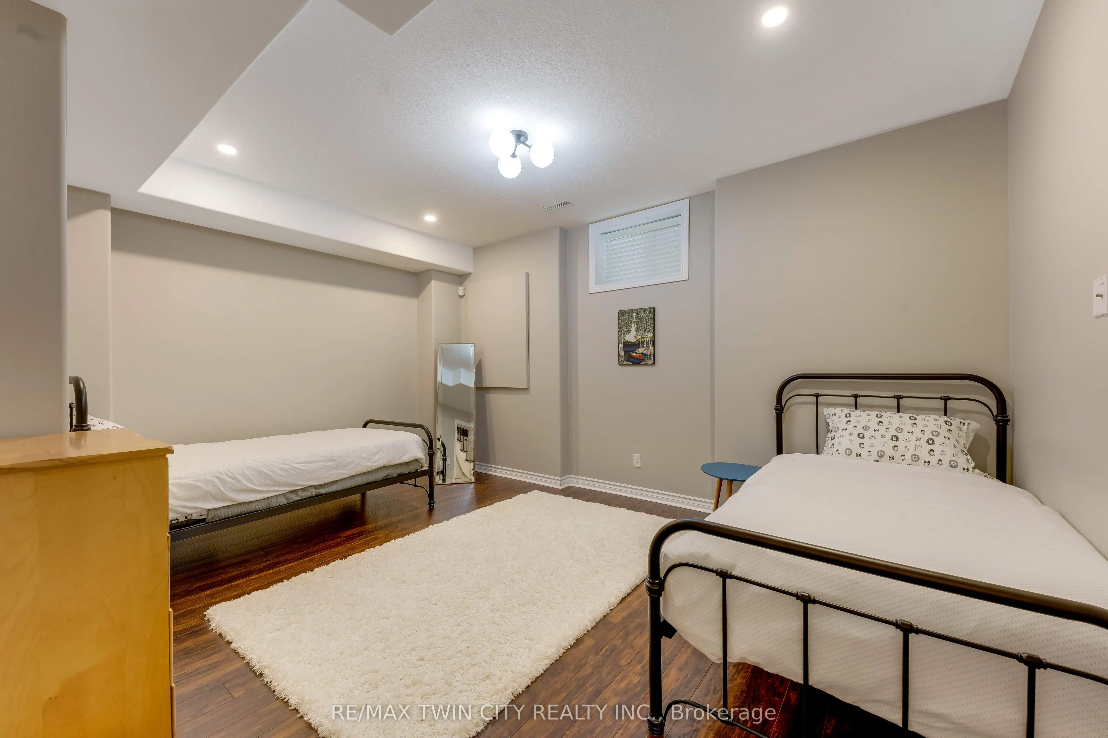 213 Edgewater Crescent