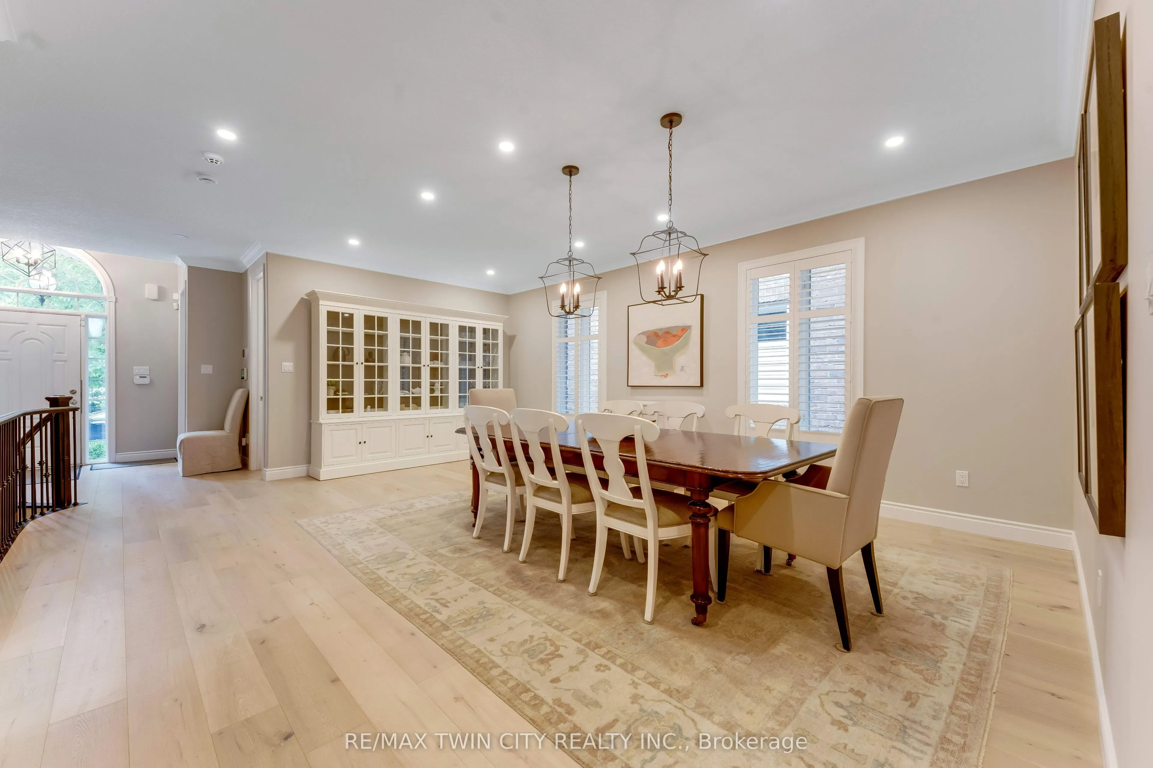 213 Edgewater Crescent