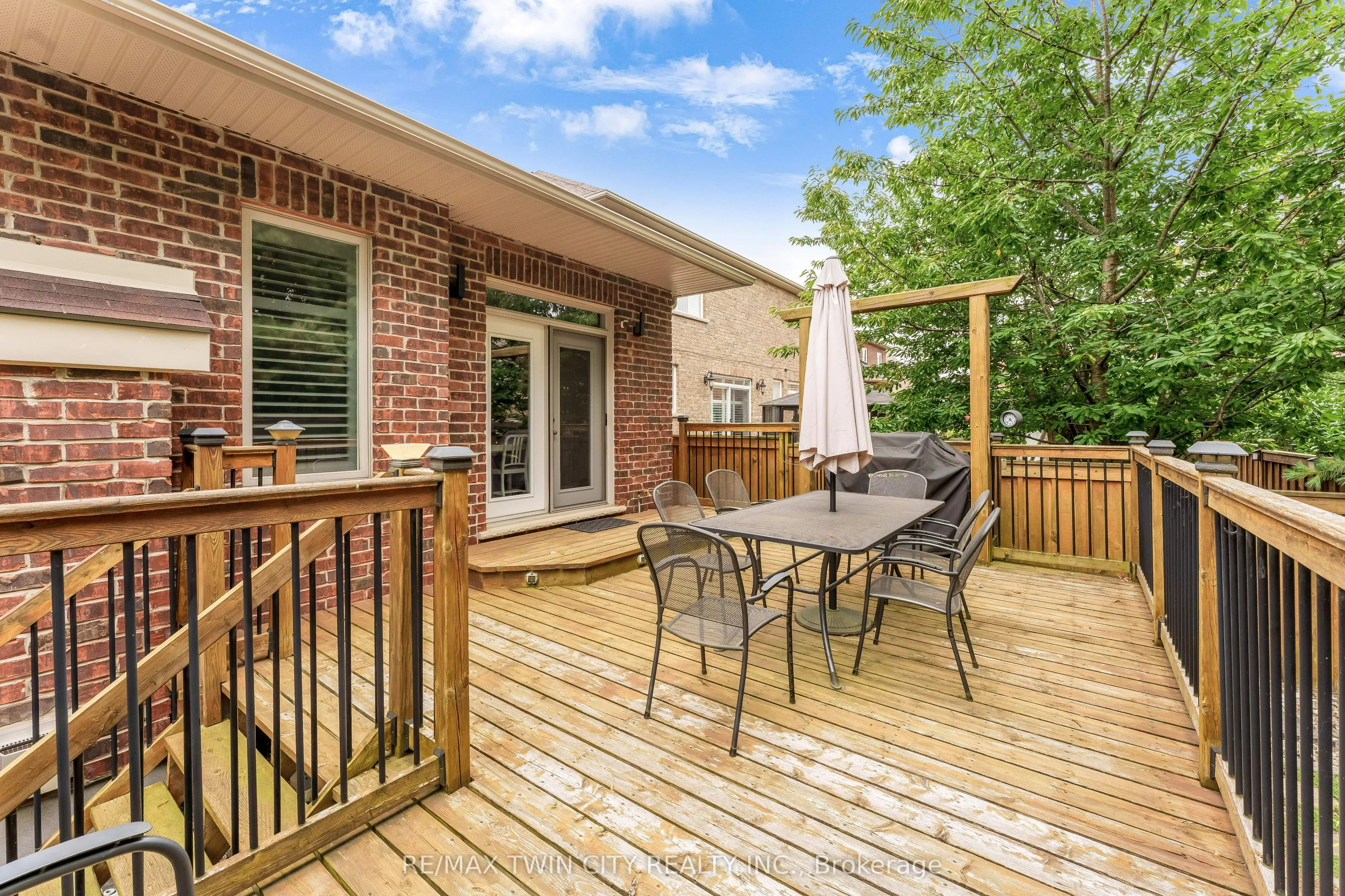 213 Edgewater Crescent