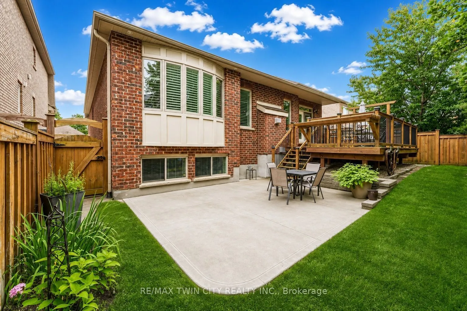 213 Edgewater Crescent