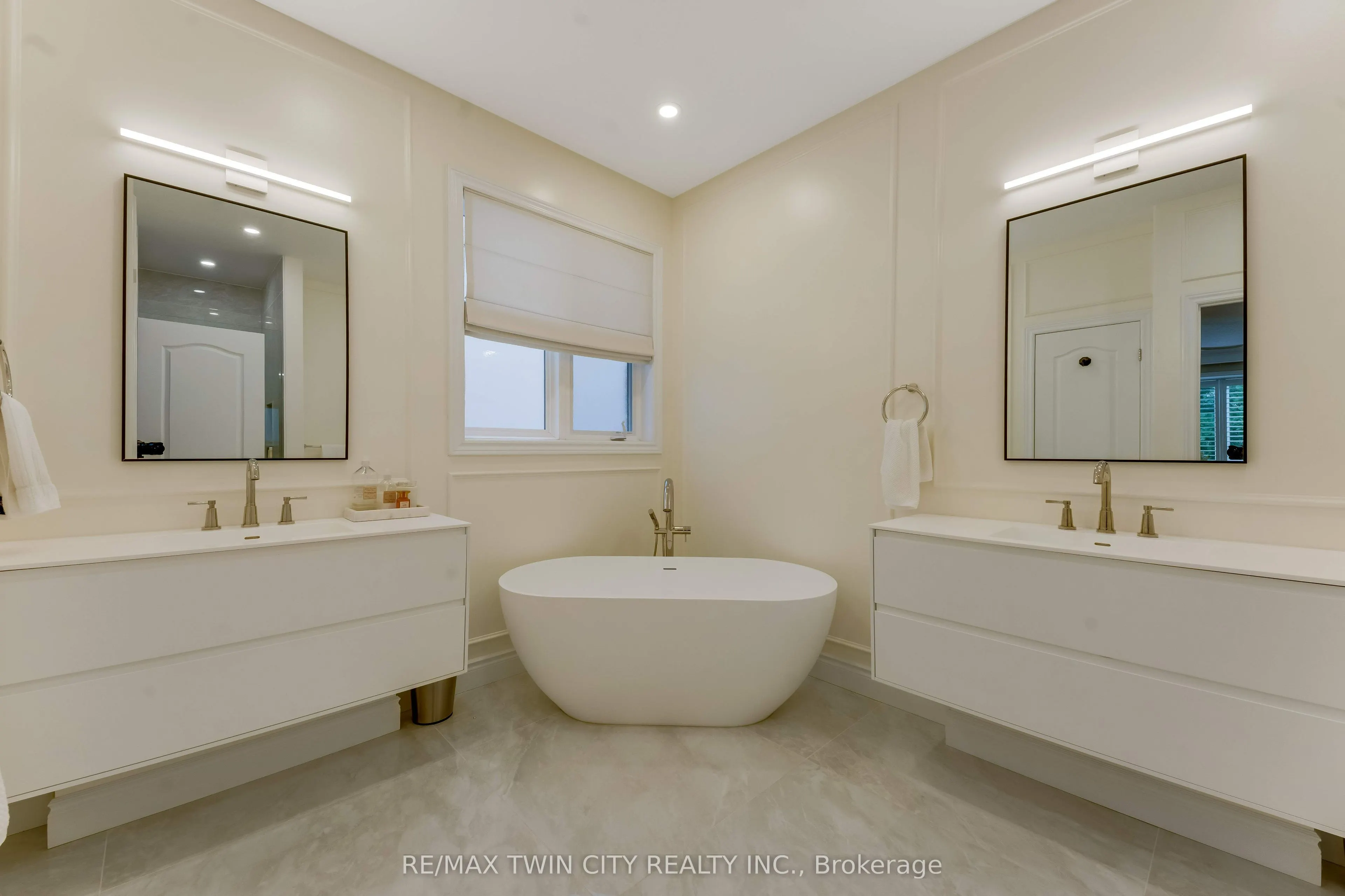 213 Edgewater Crescent