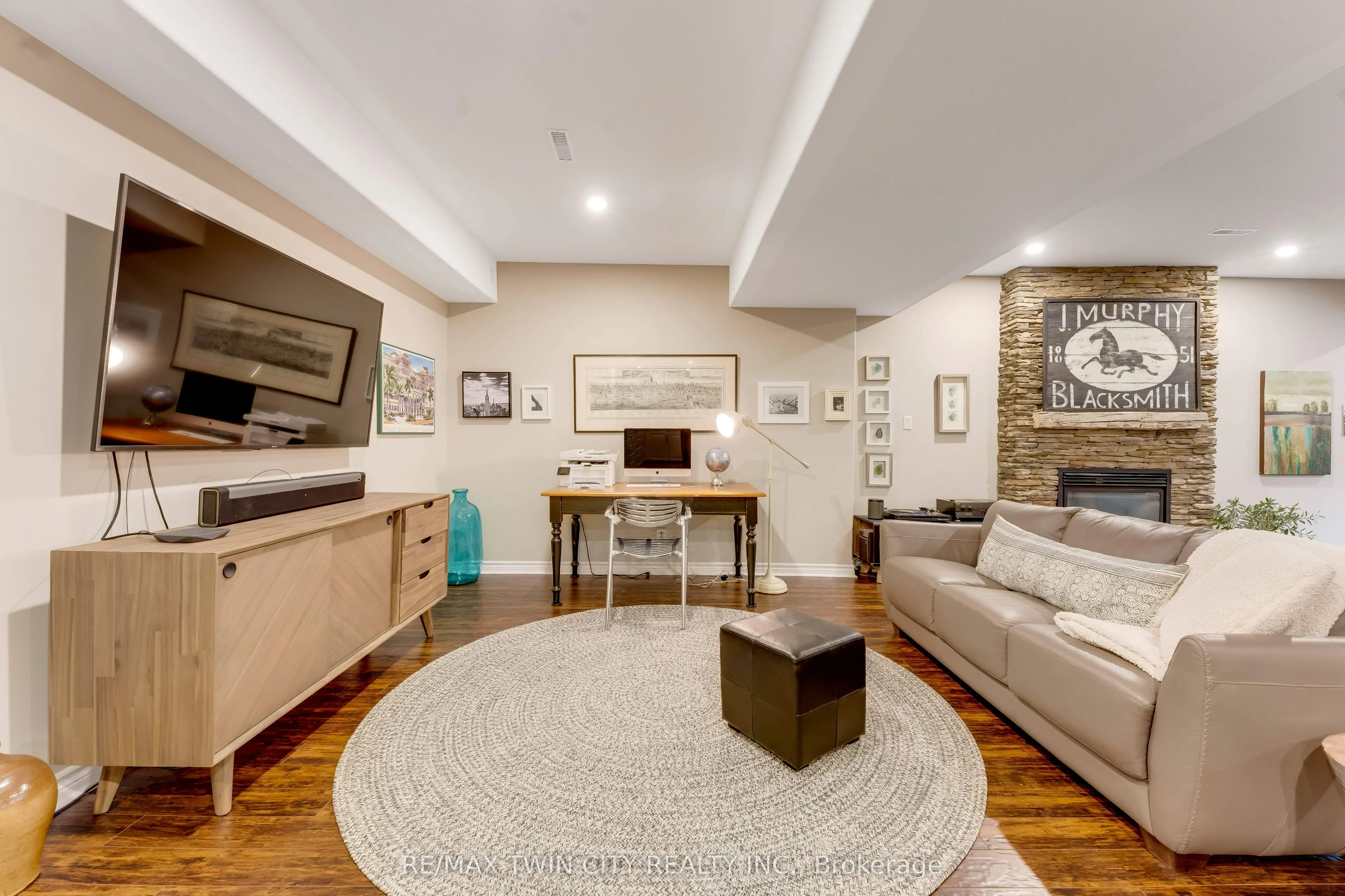 213 Edgewater Crescent