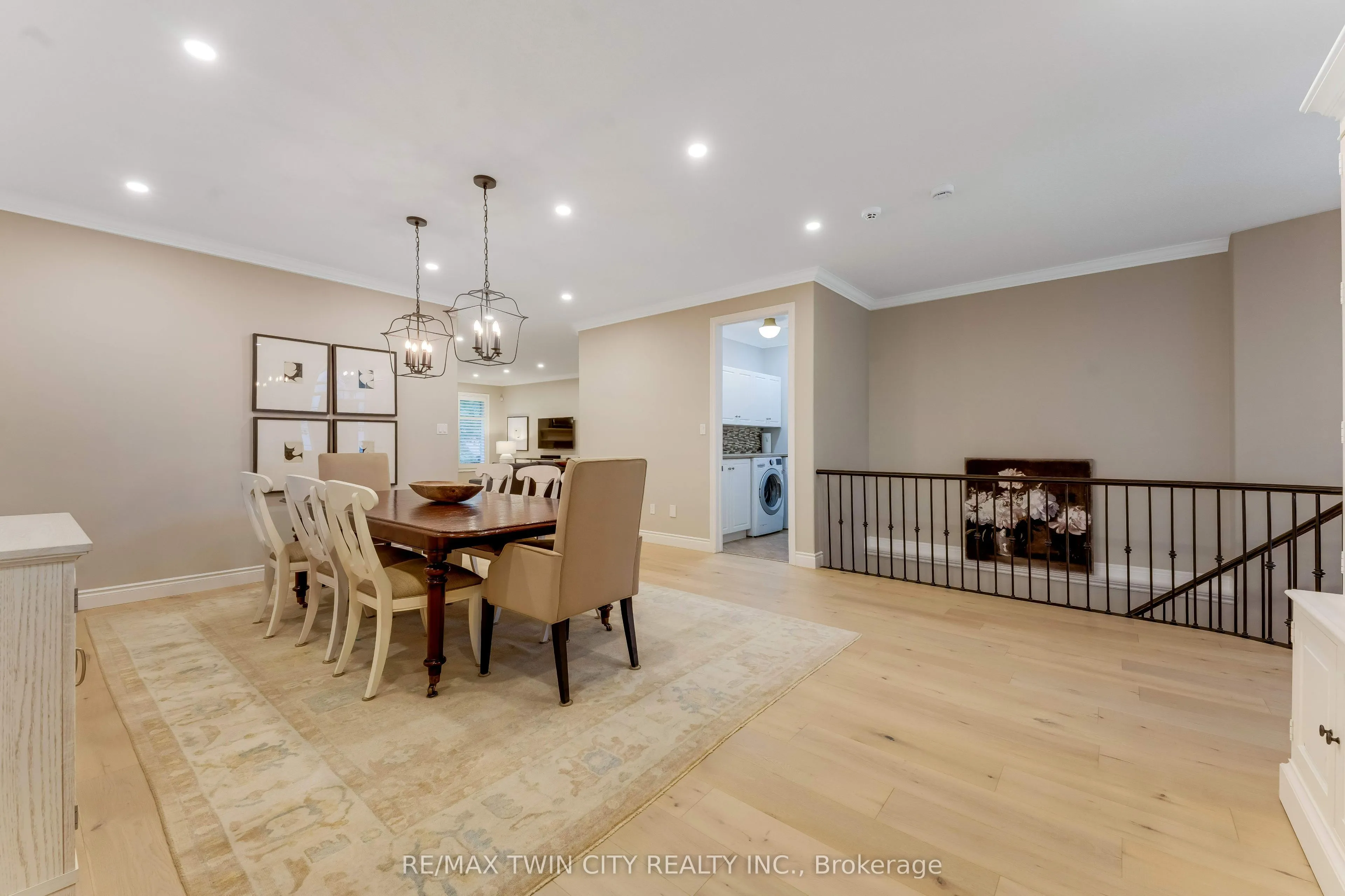213 Edgewater Crescent