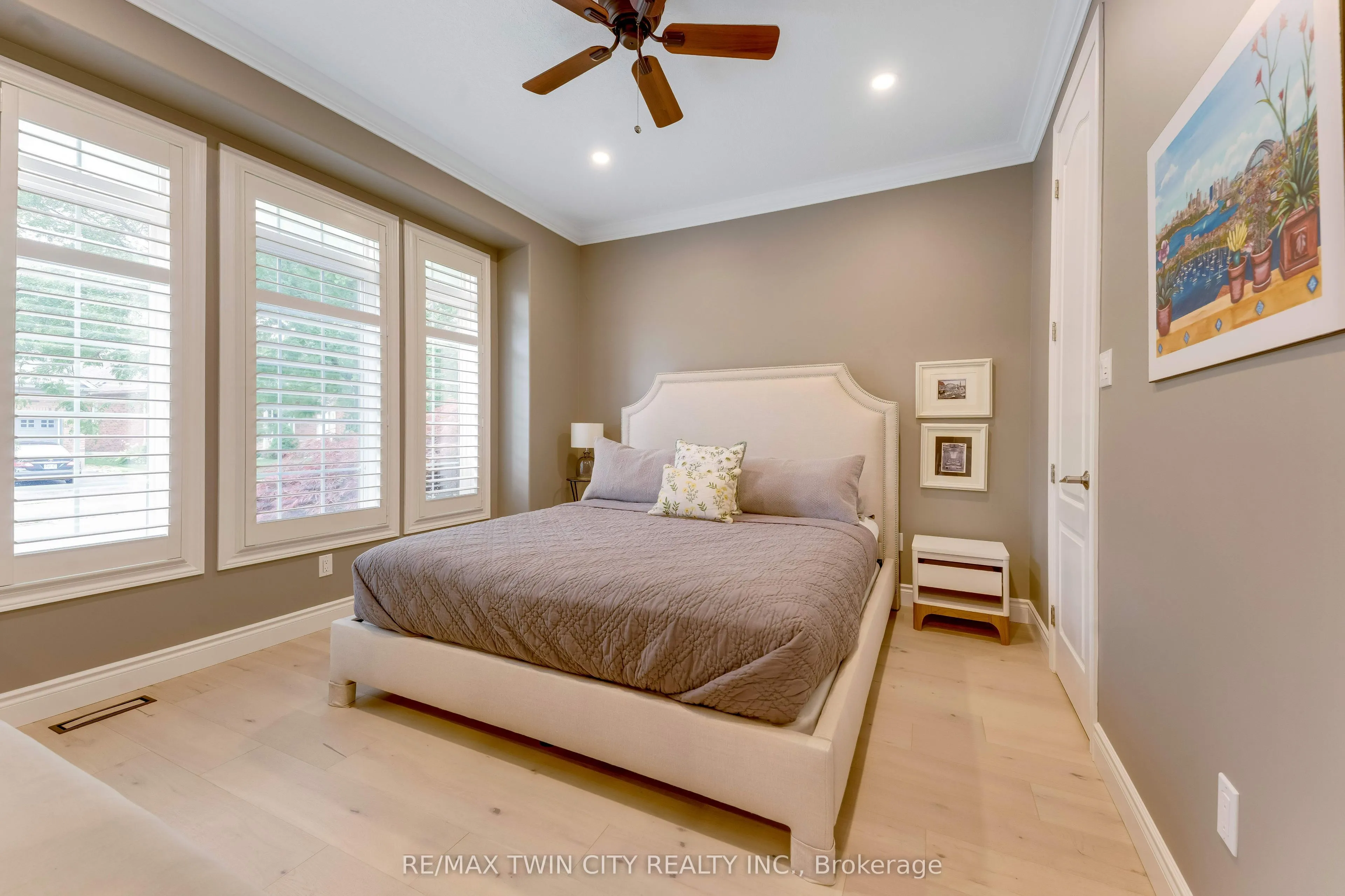 213 Edgewater Crescent