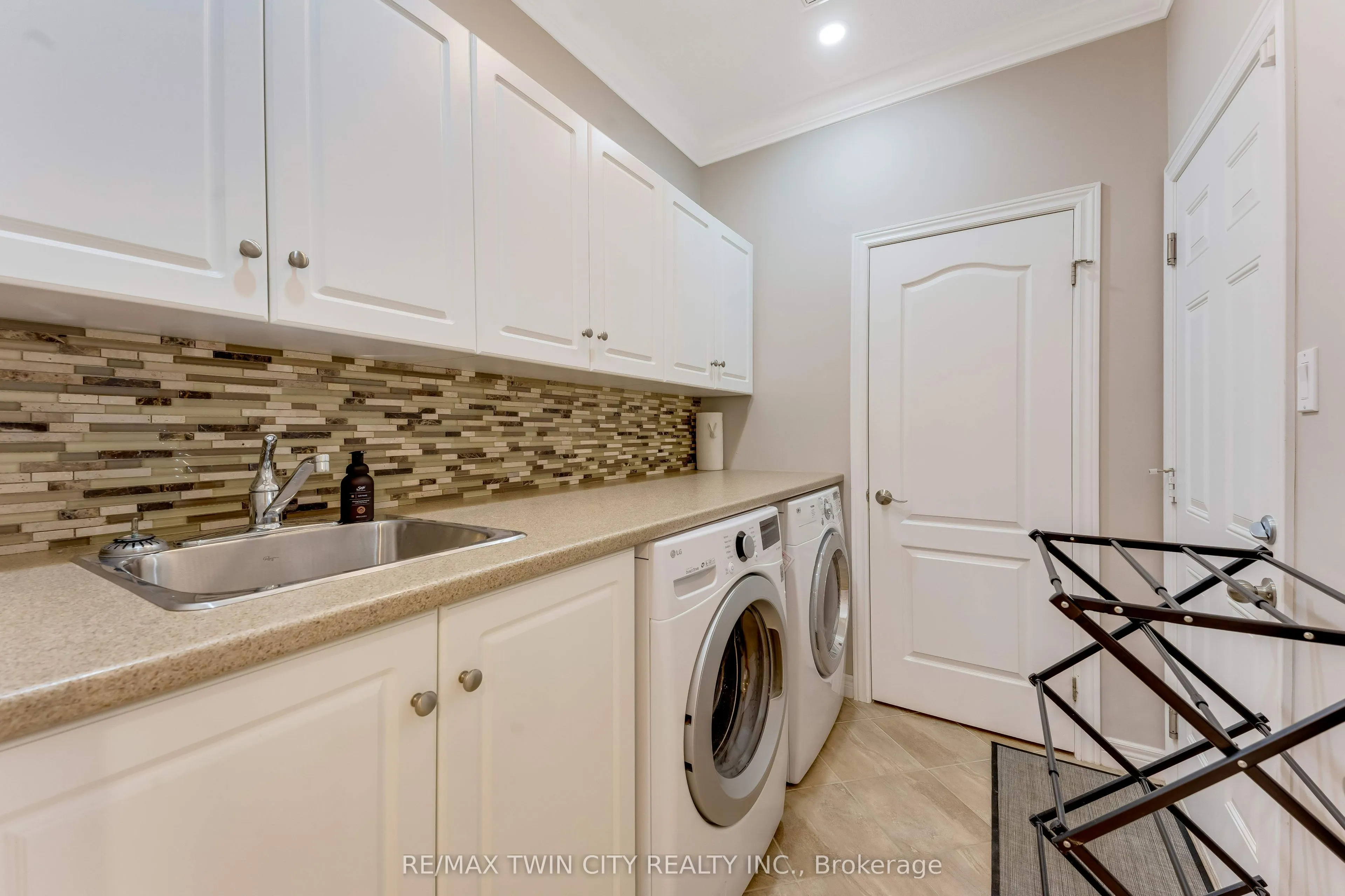 213 Edgewater Crescent