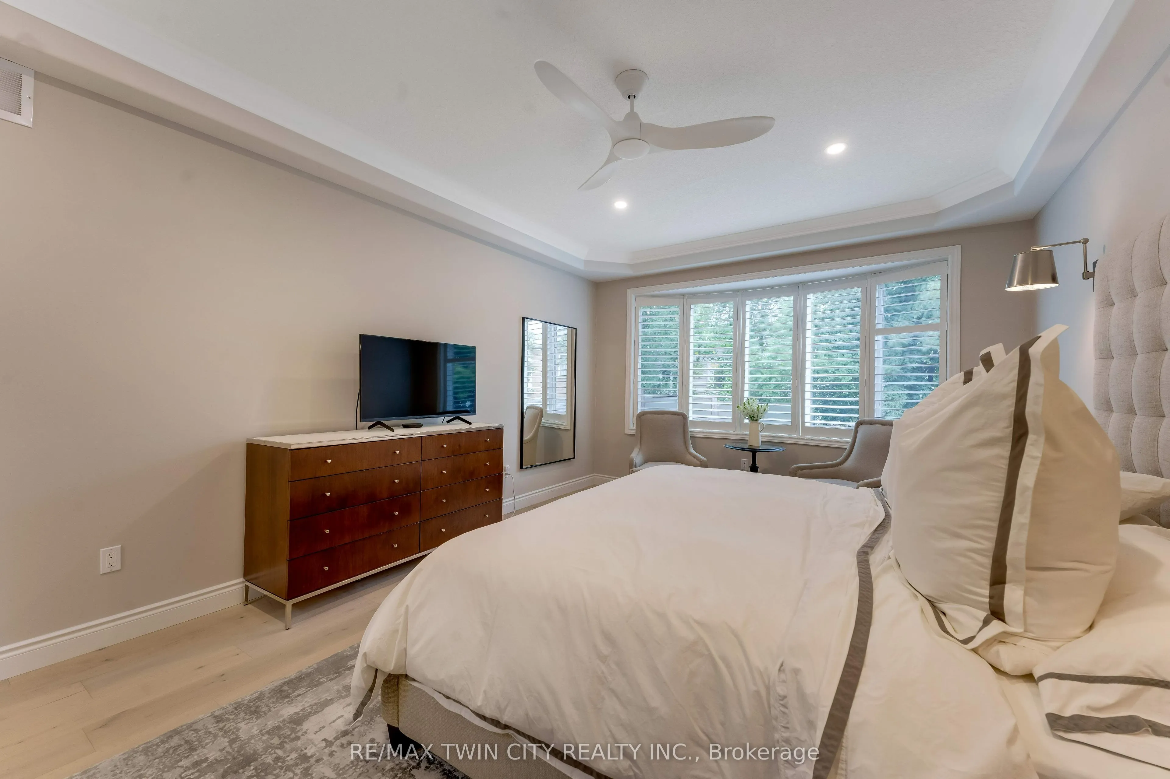 213 Edgewater Crescent