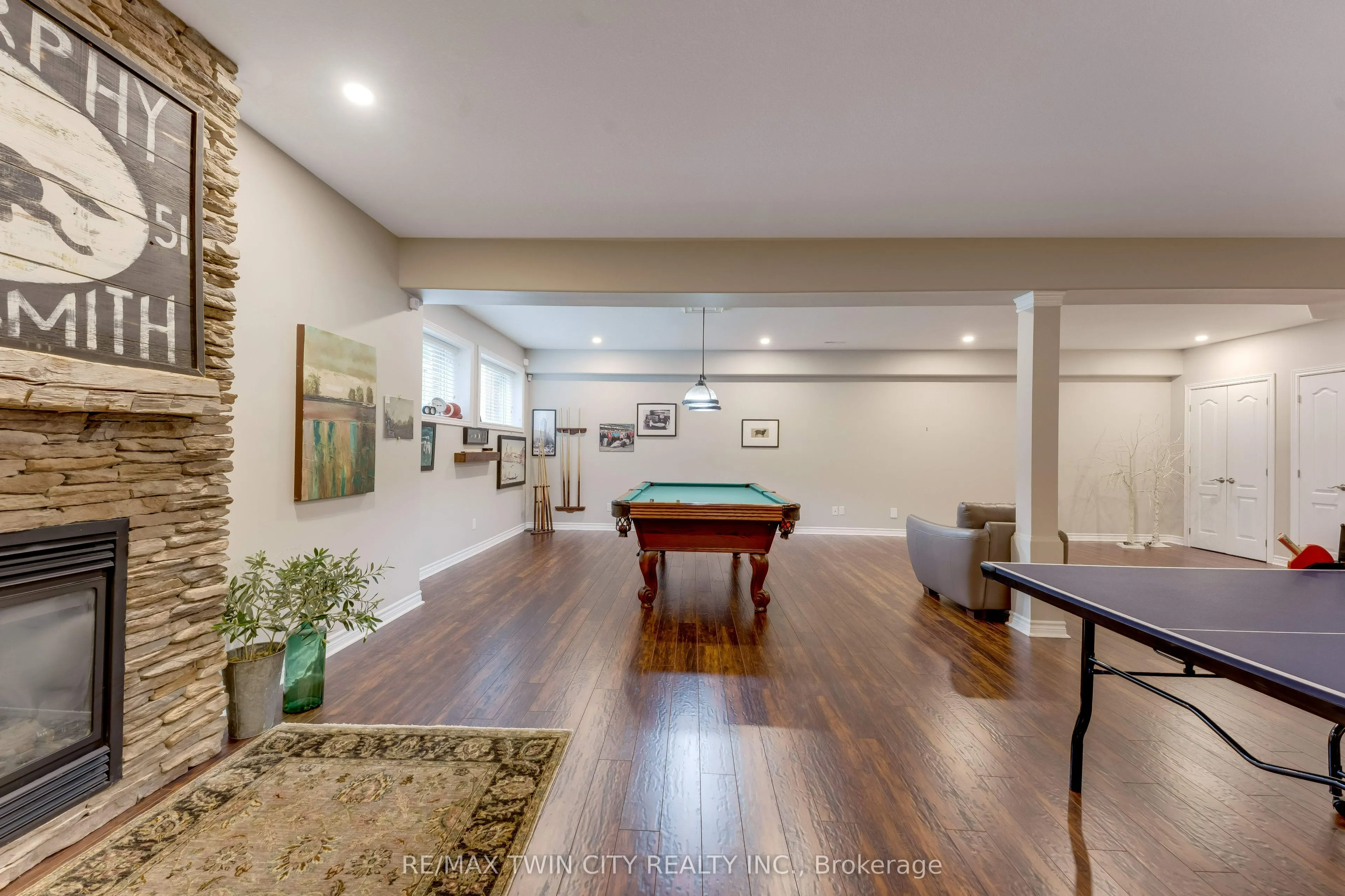 213 Edgewater Crescent