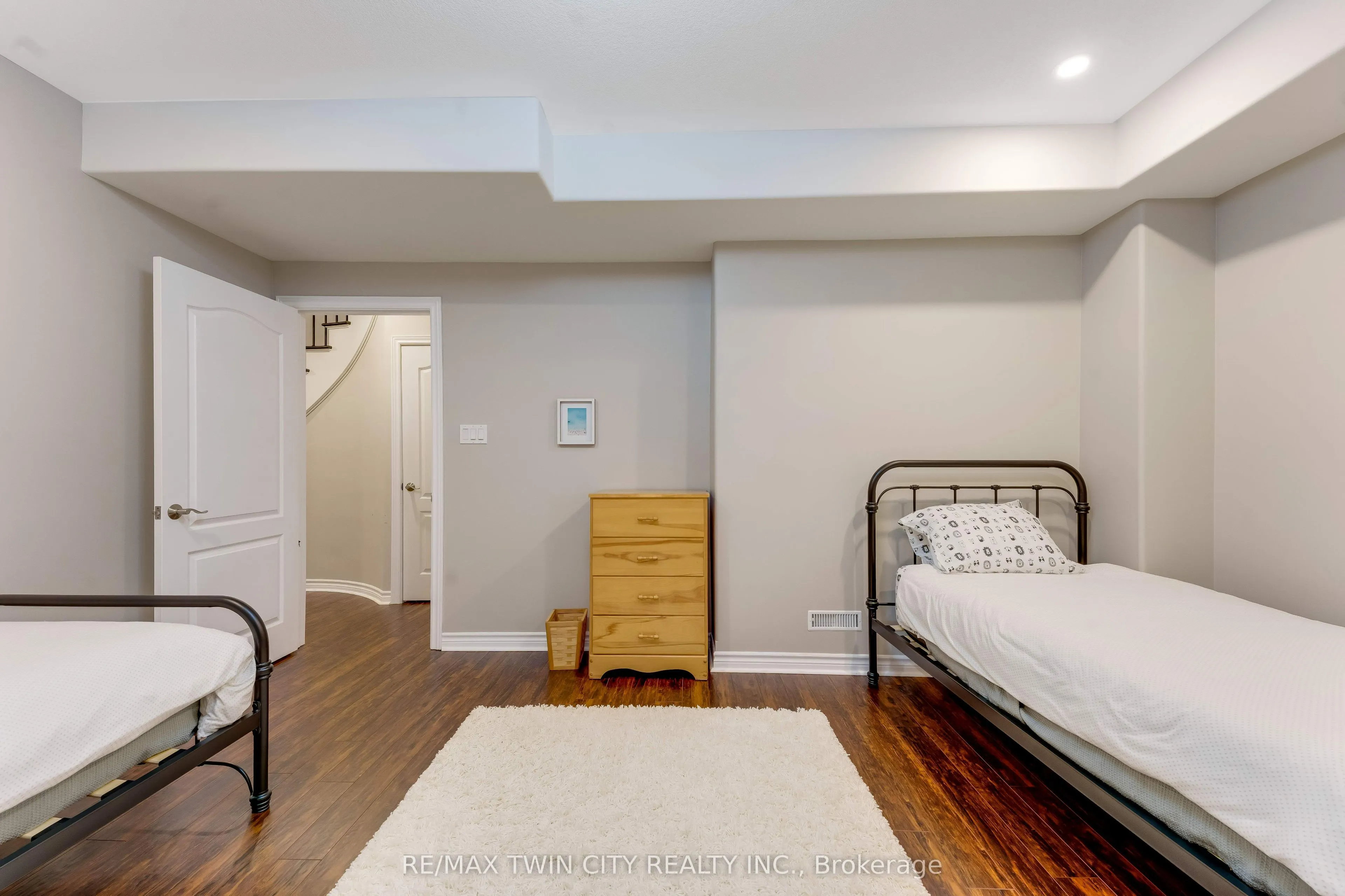 213 Edgewater Crescent