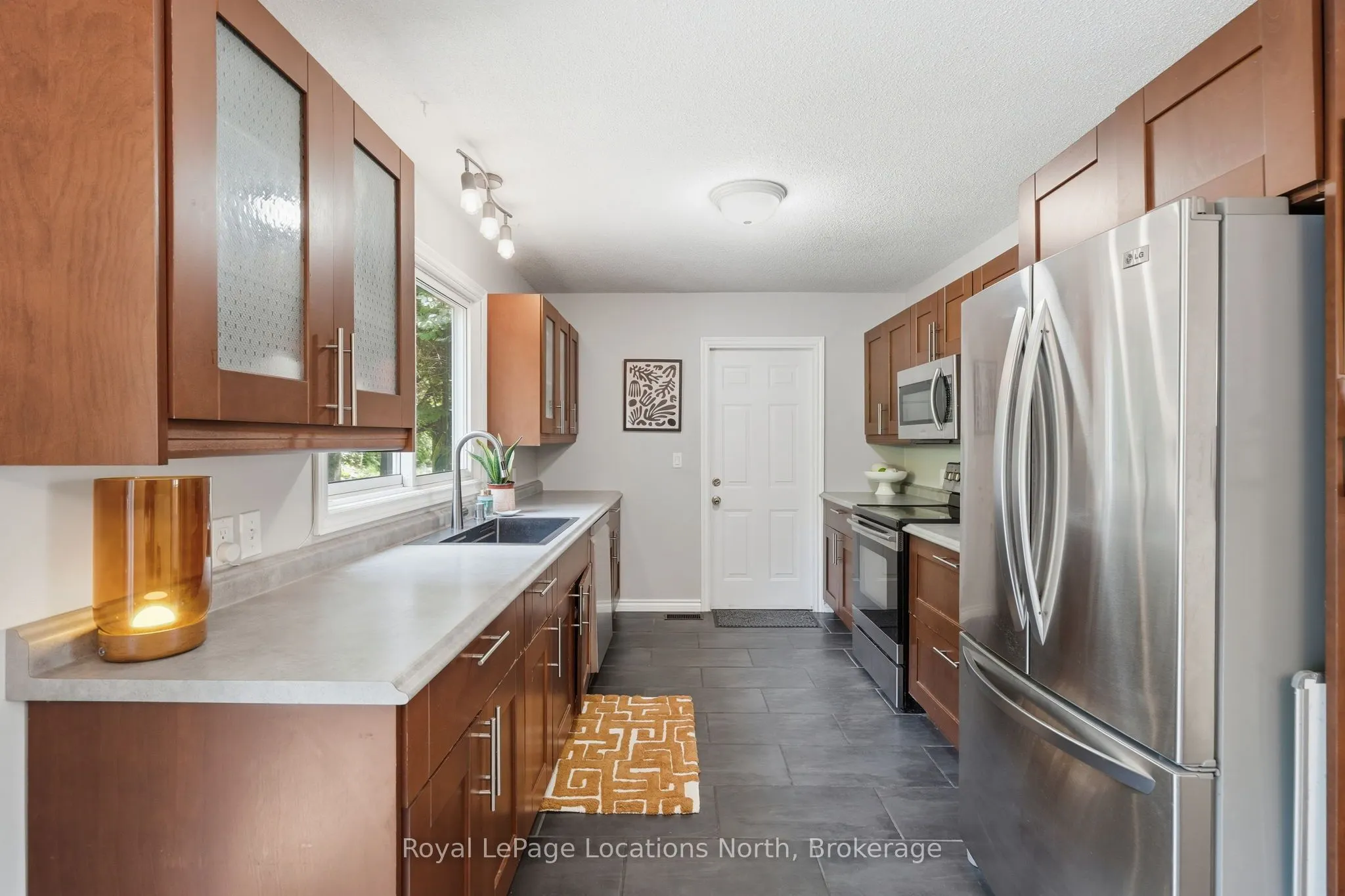 2595 6th Avenue W