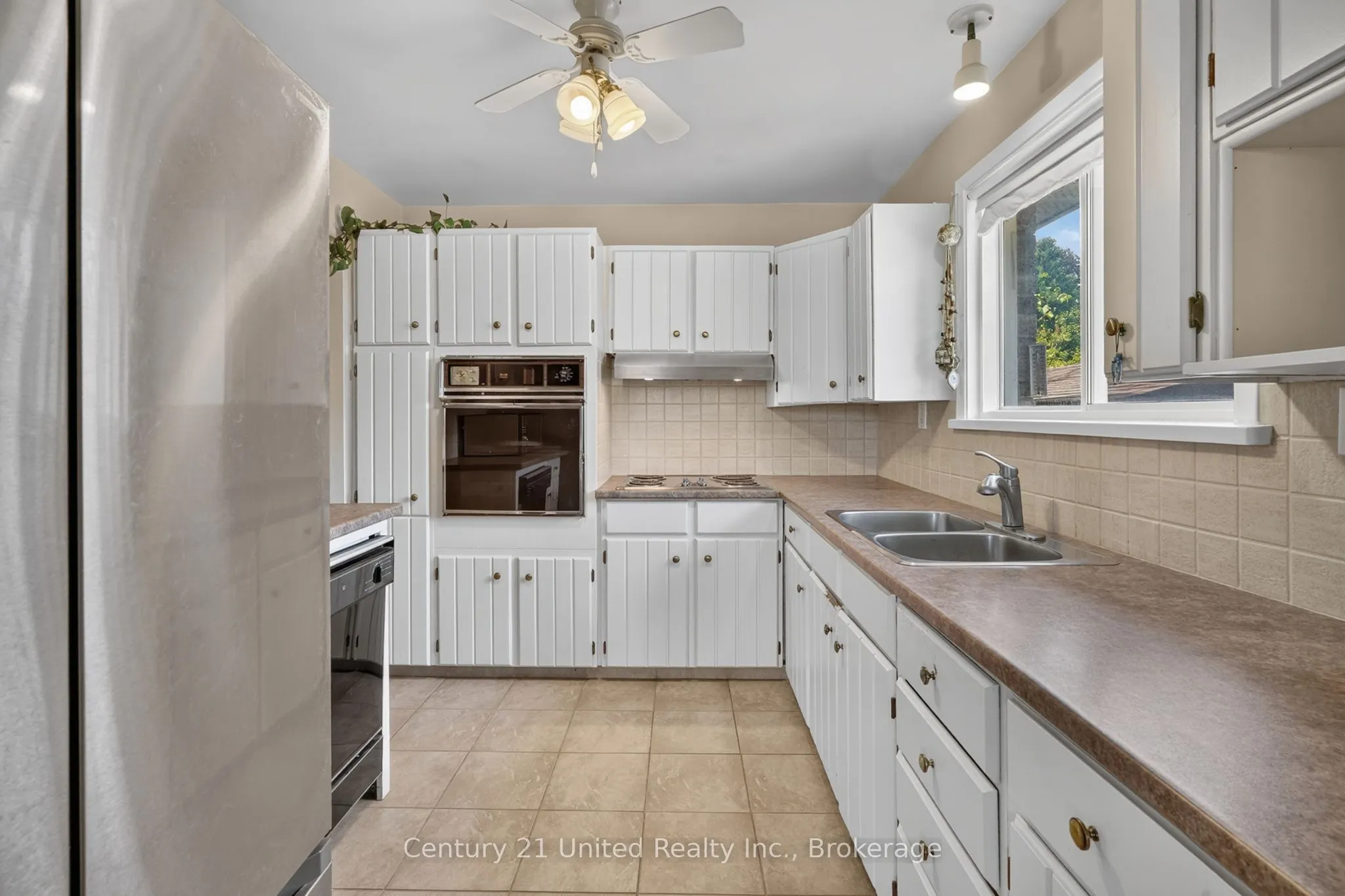 1696 Applewood Crescent