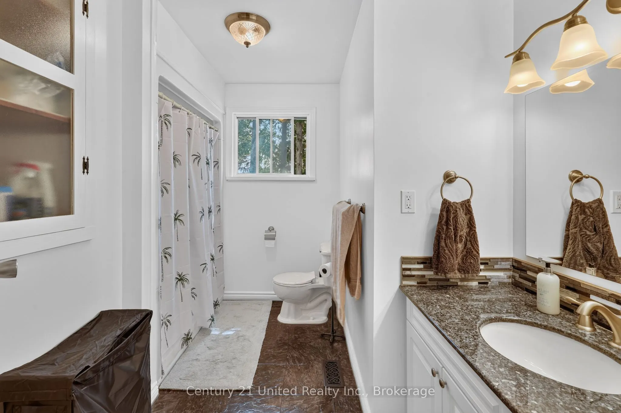 1696 Applewood Crescent