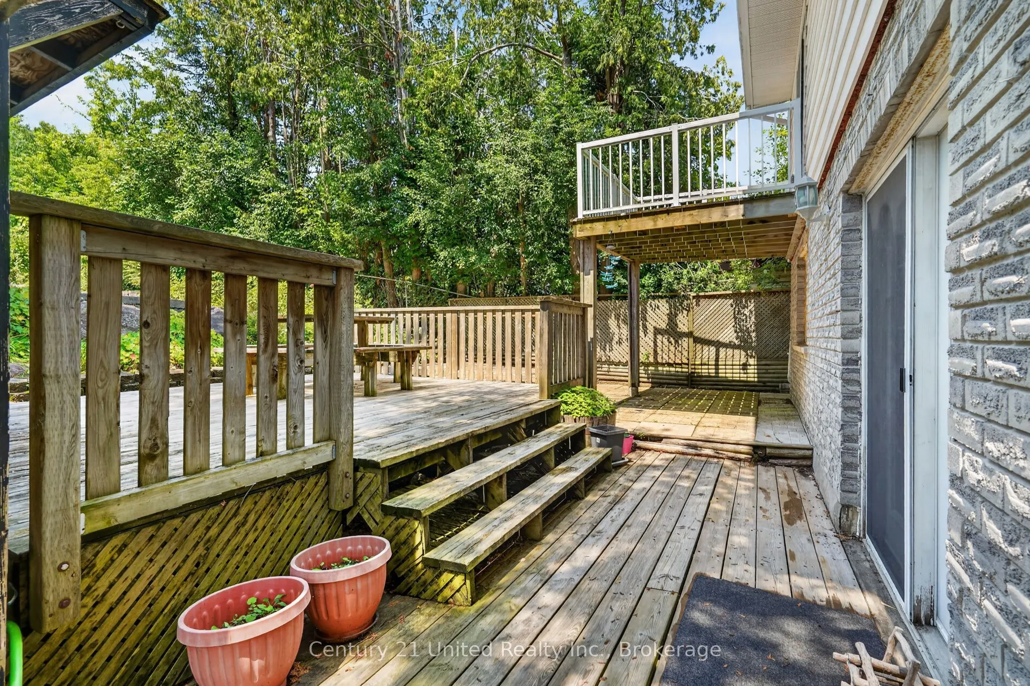 1696 Applewood Crescent