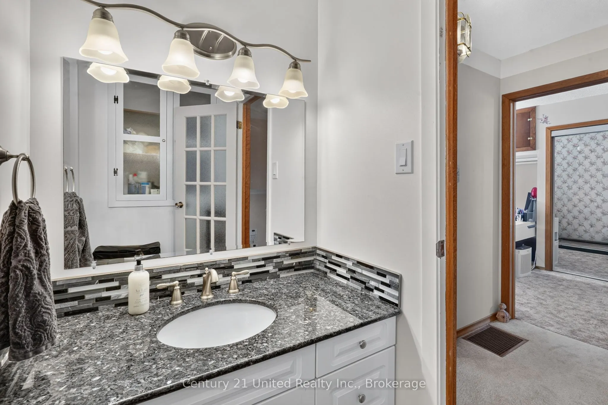 1696 Applewood Crescent