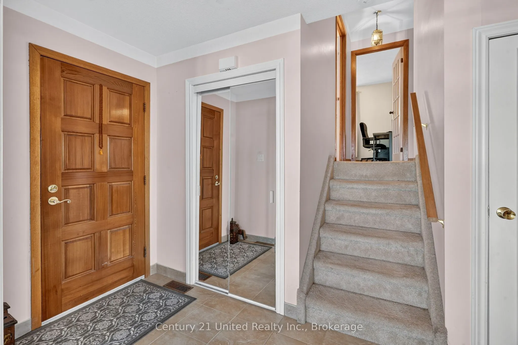1696 Applewood Crescent