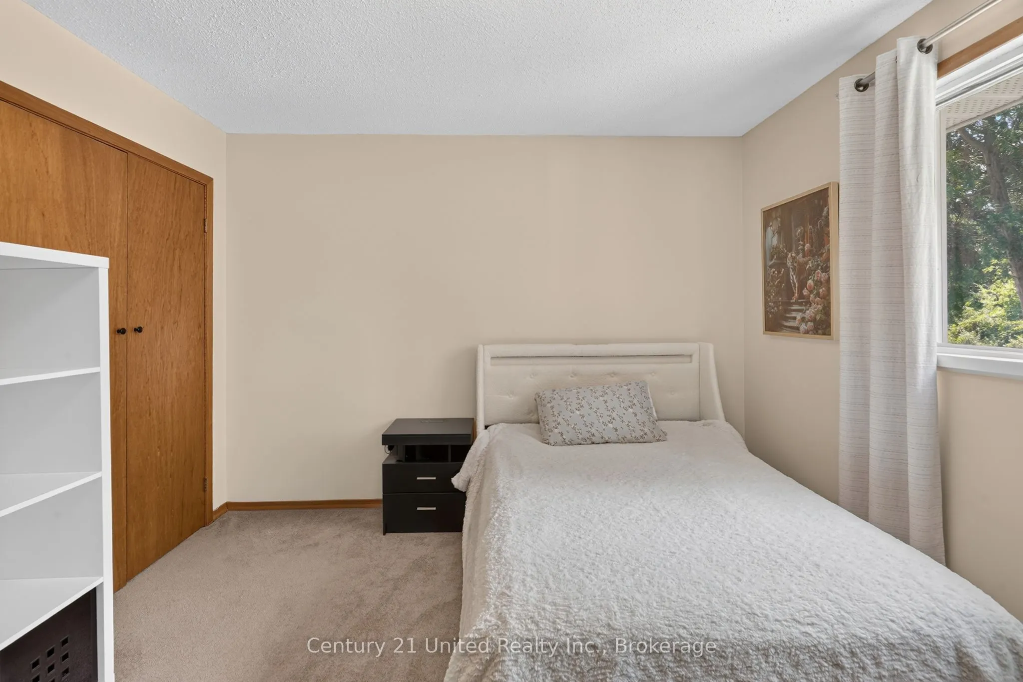1696 Applewood Crescent