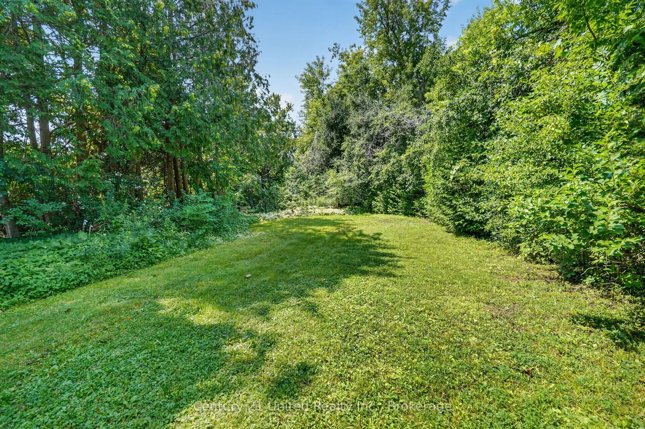 1696 Applewood Crescent