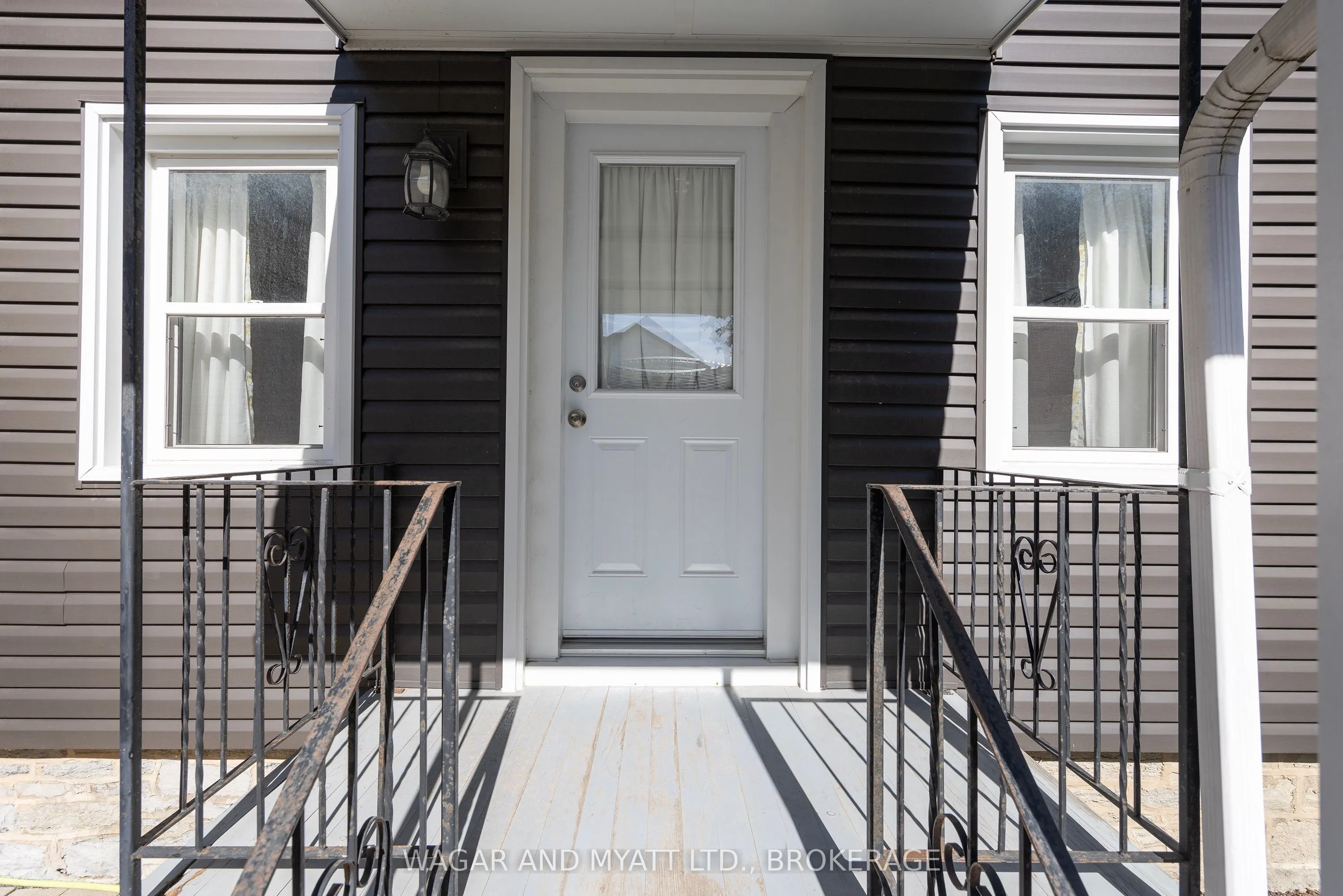 205 Centre Street N