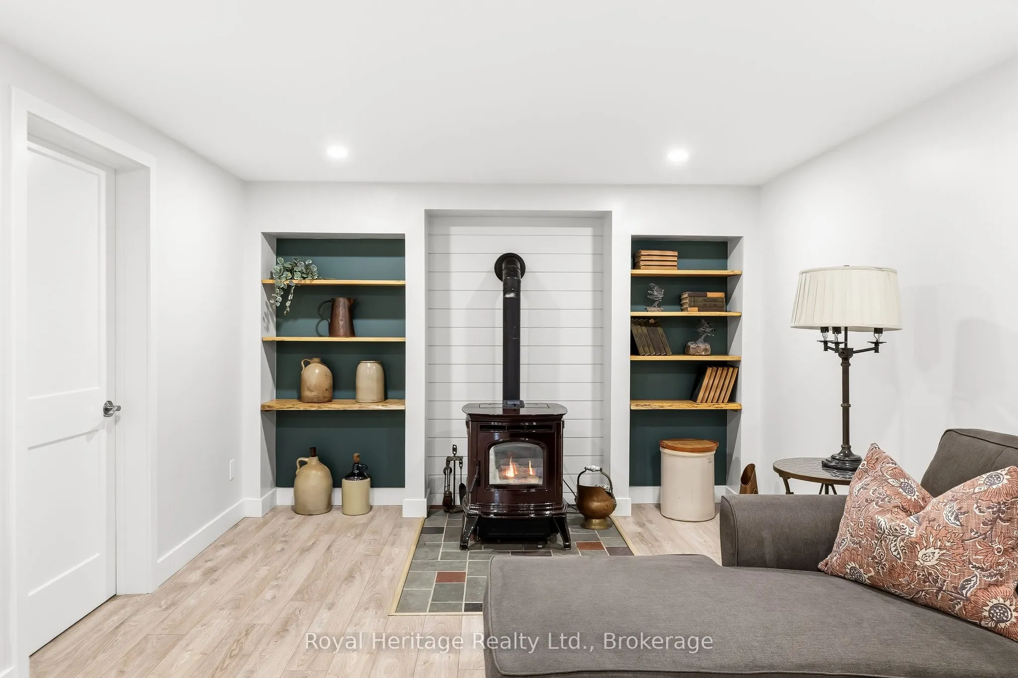 93 Division Street S