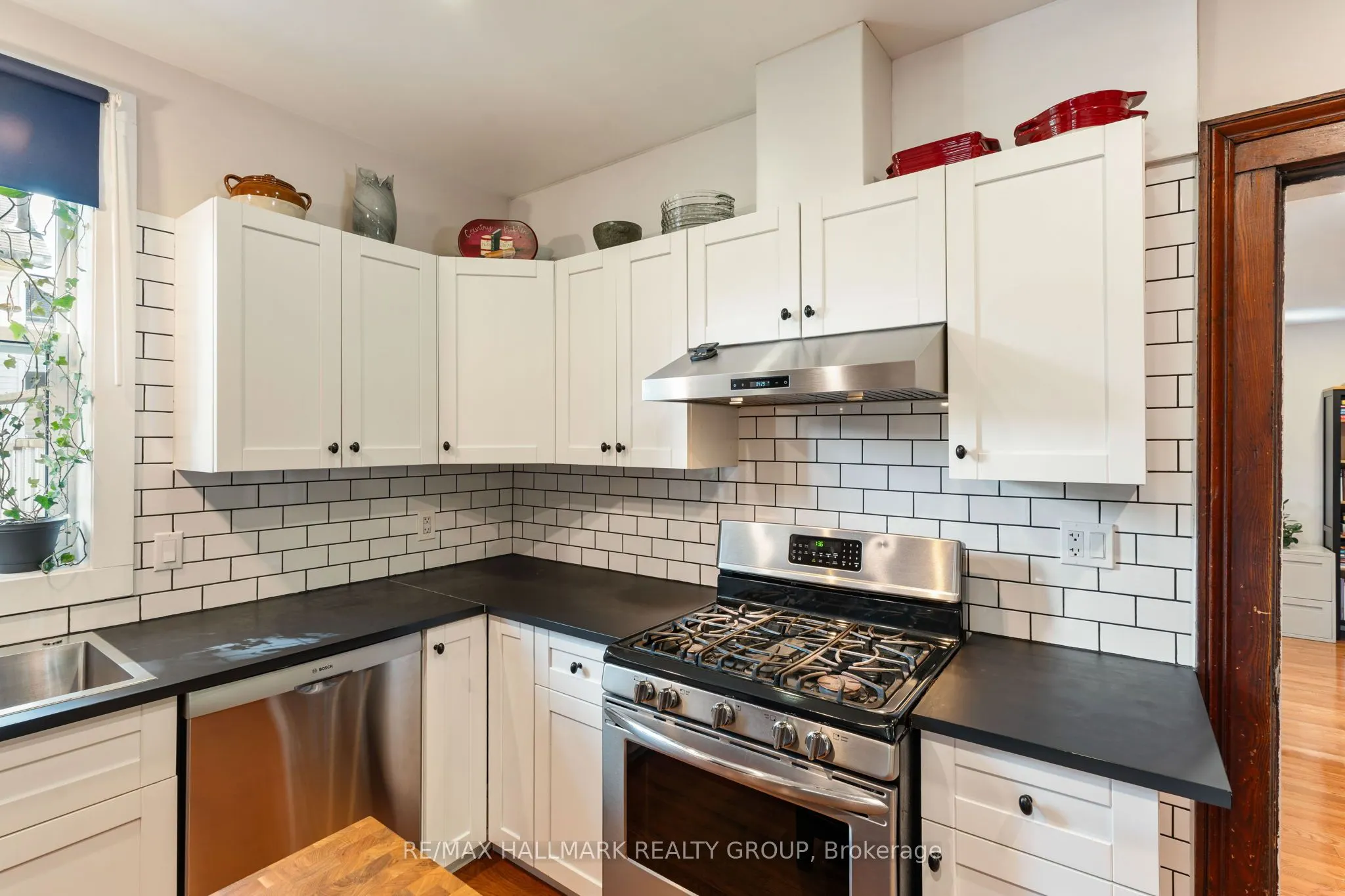 404 Henry Street W