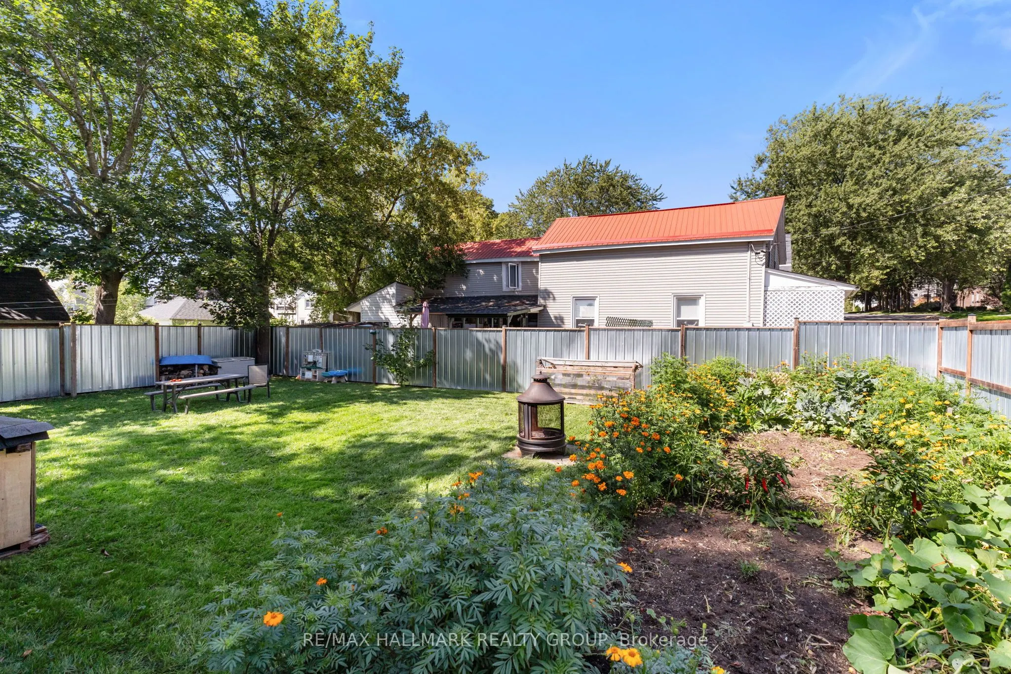404 Henry Street W