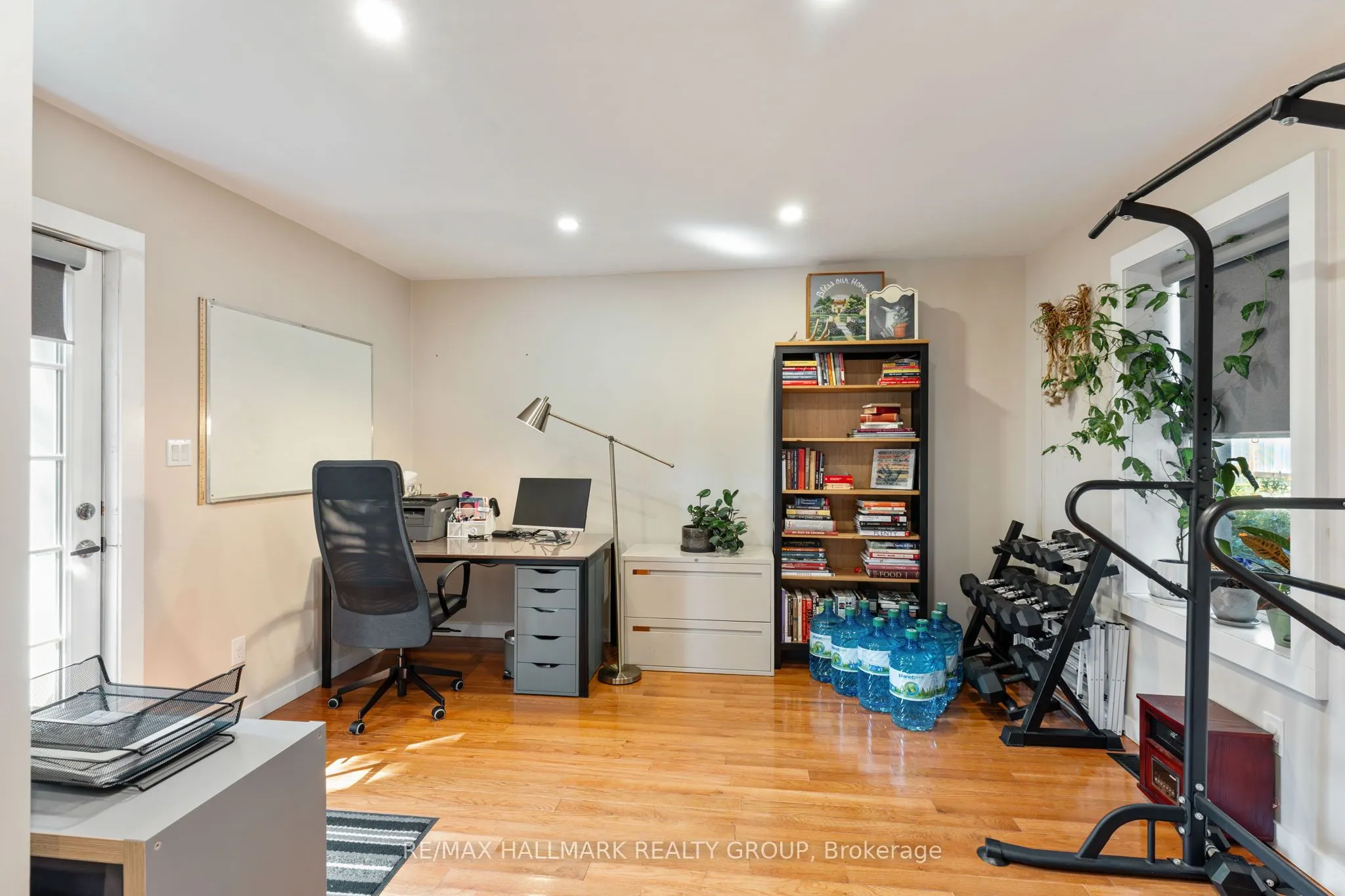 404 Henry Street W