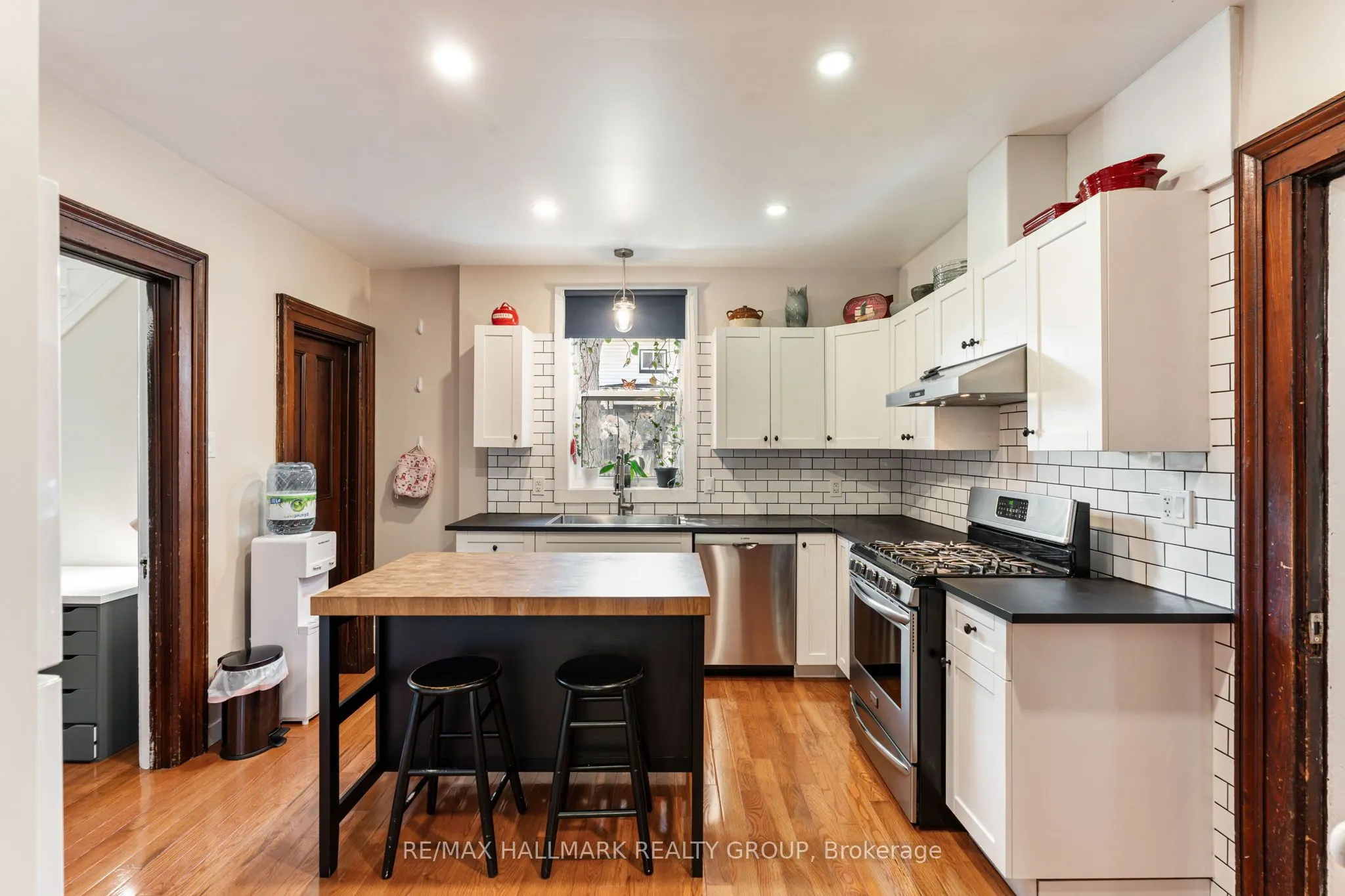 404 Henry Street W