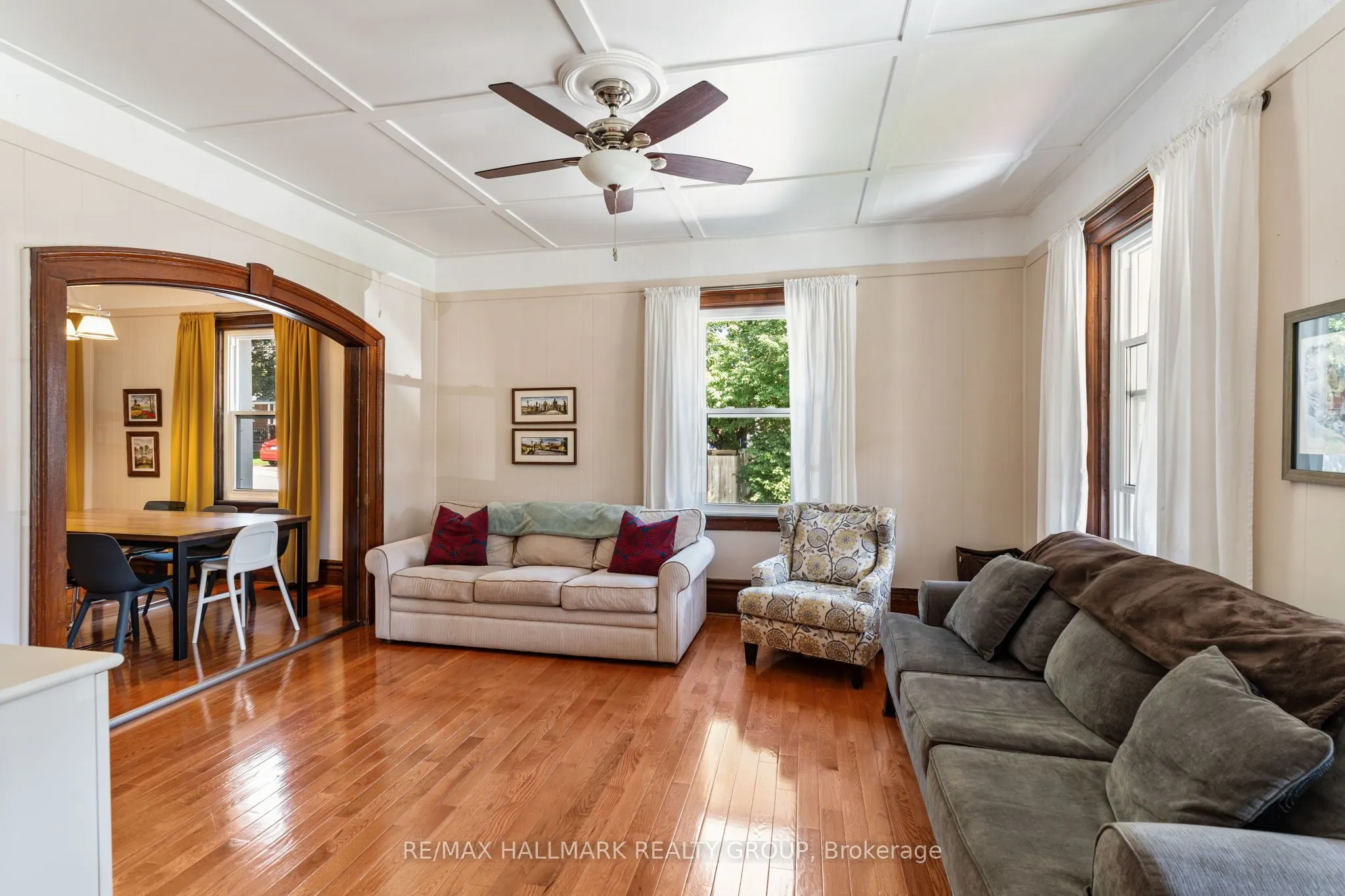 404 Henry Street W