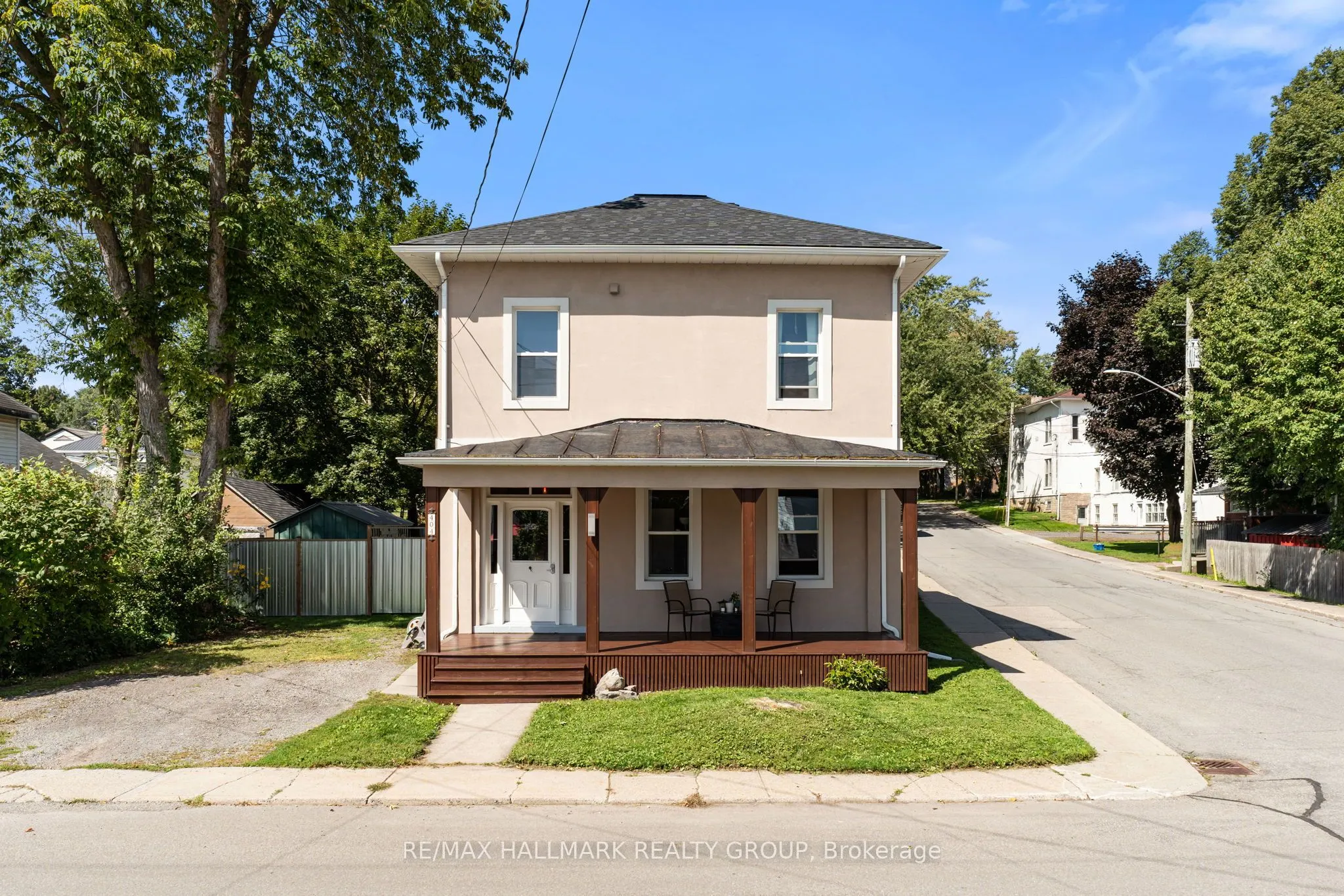 404 Henry Street W