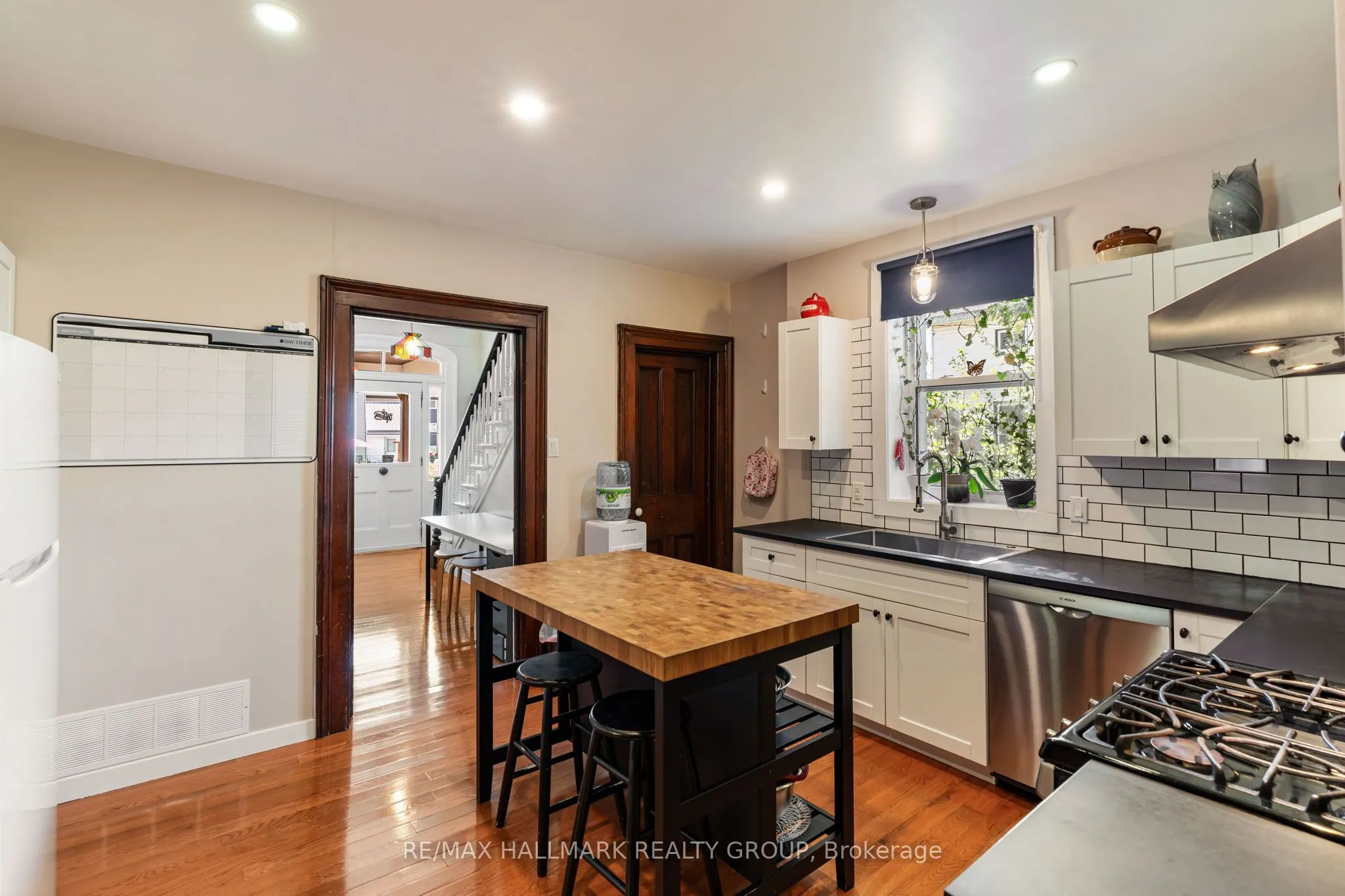 404 Henry Street W