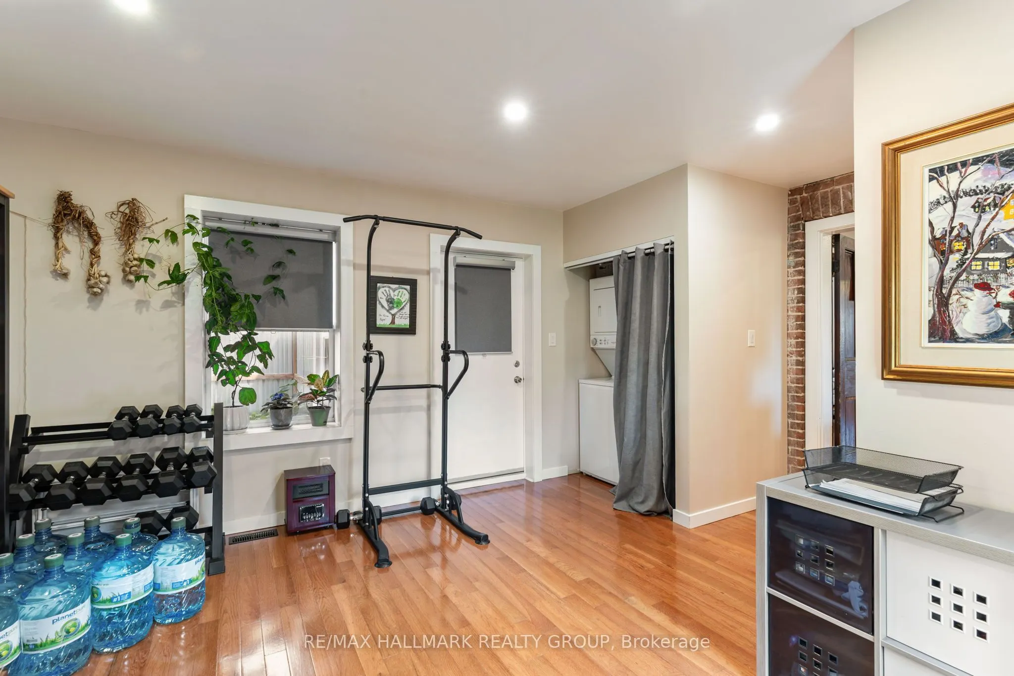 404 Henry Street W