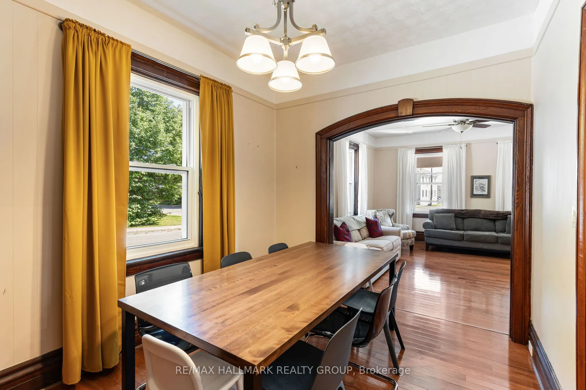 404 Henry Street W