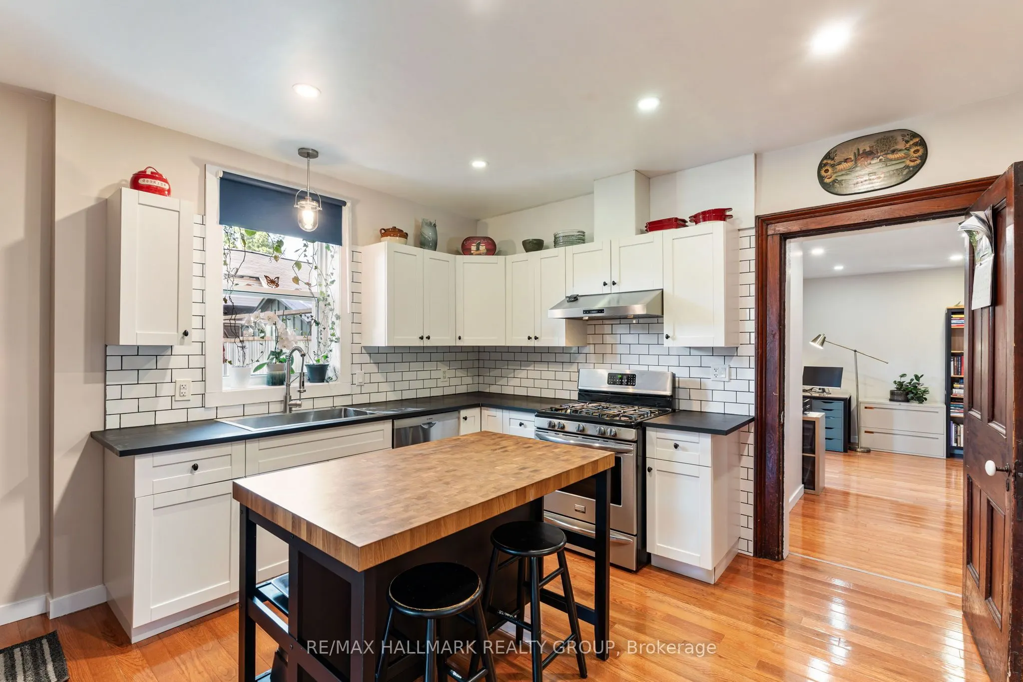 404 Henry Street W