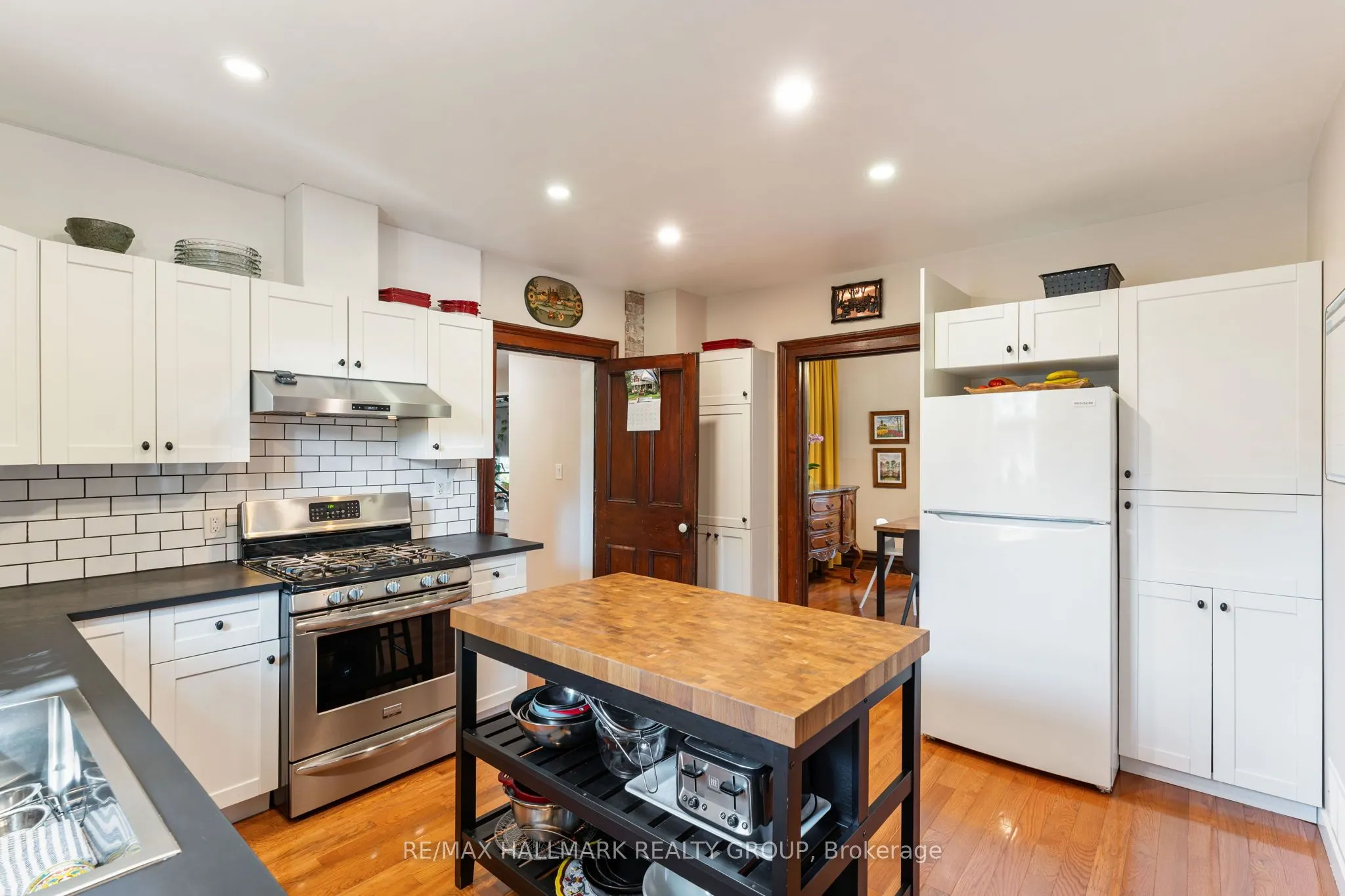 404 Henry Street W