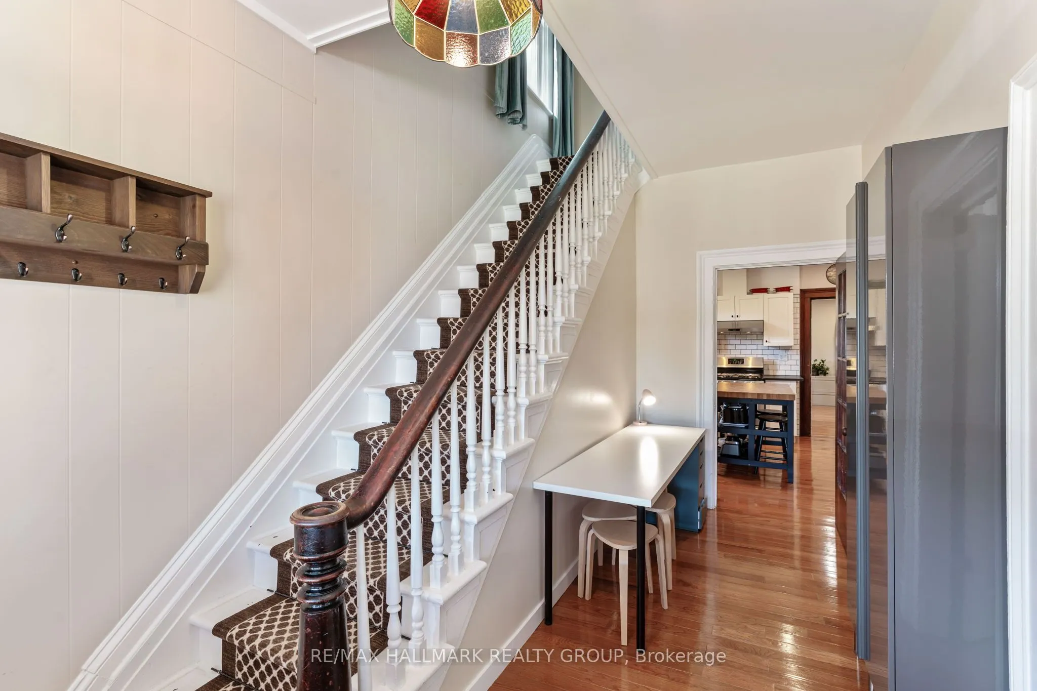 404 Henry Street W