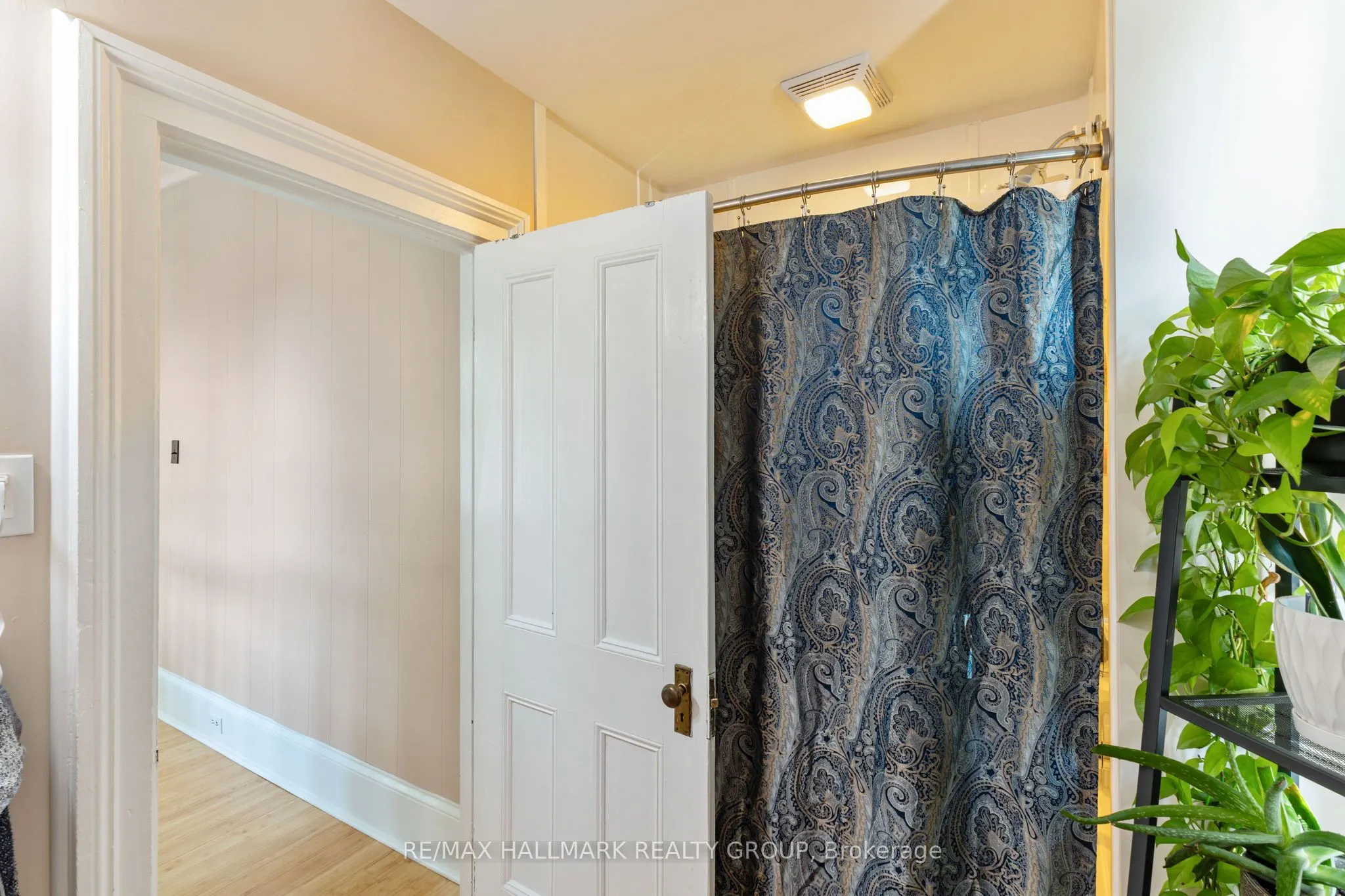 404 Henry Street W