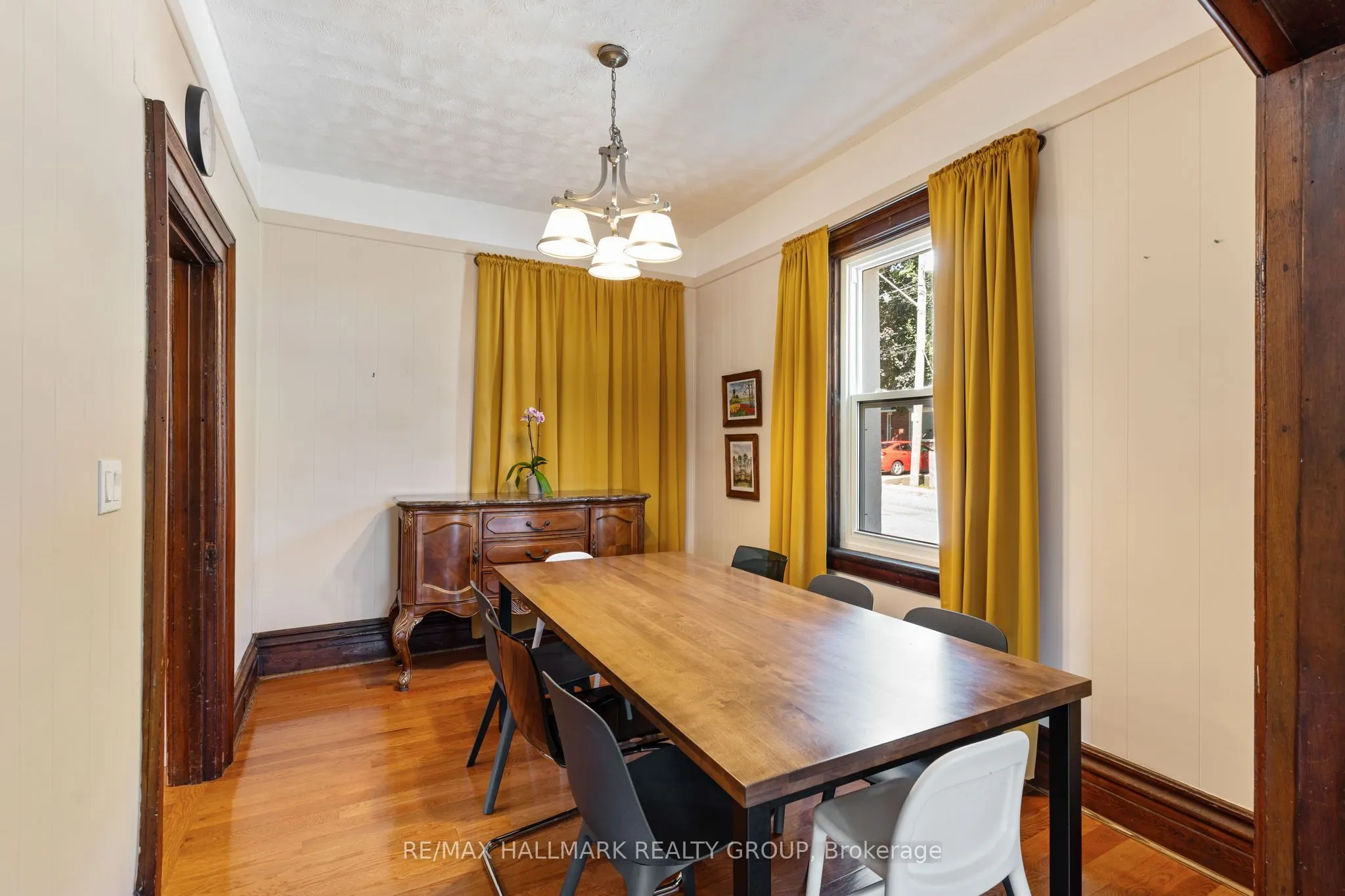 404 Henry Street W